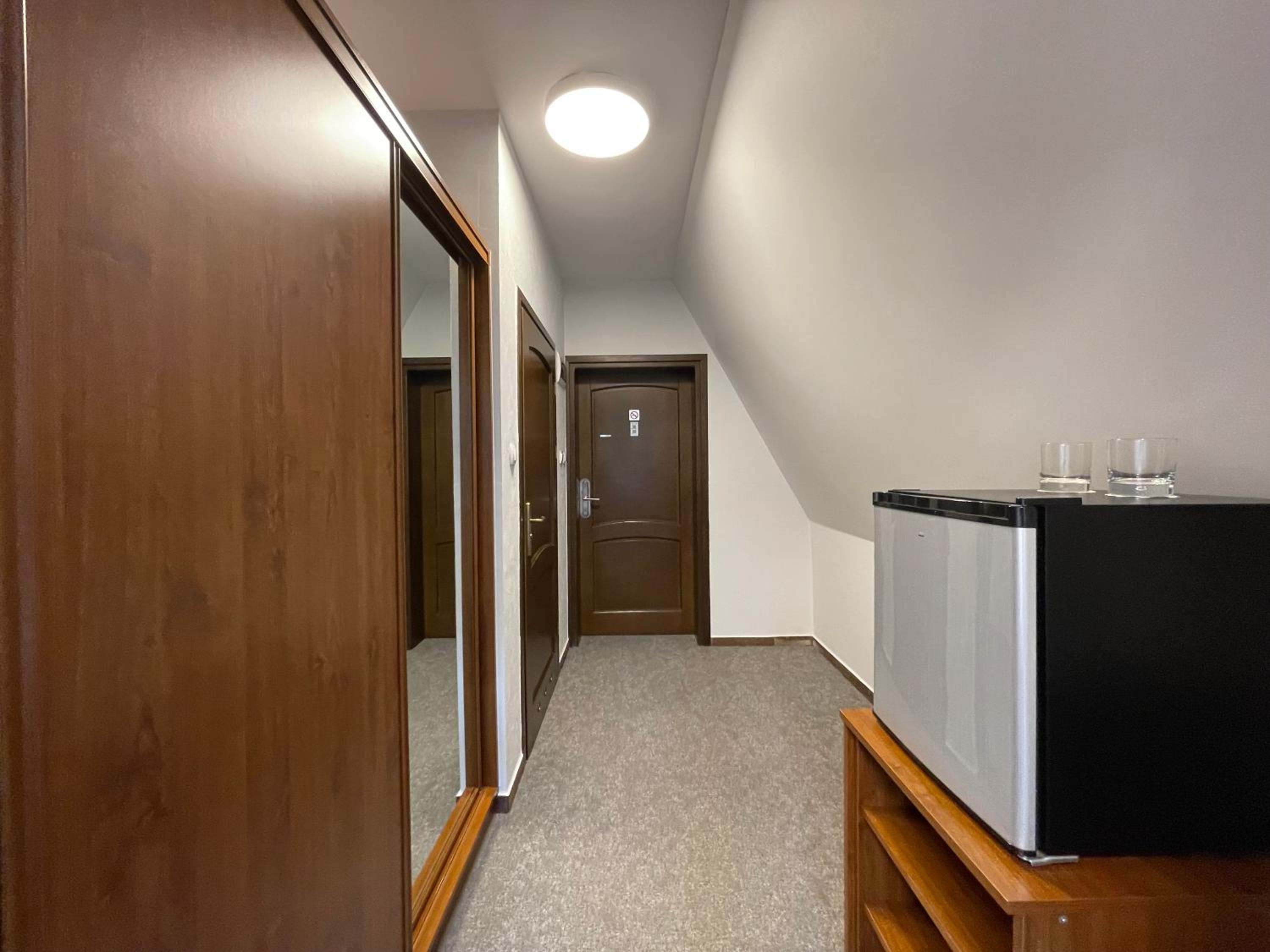 Twin Room with Shower - Photo 3