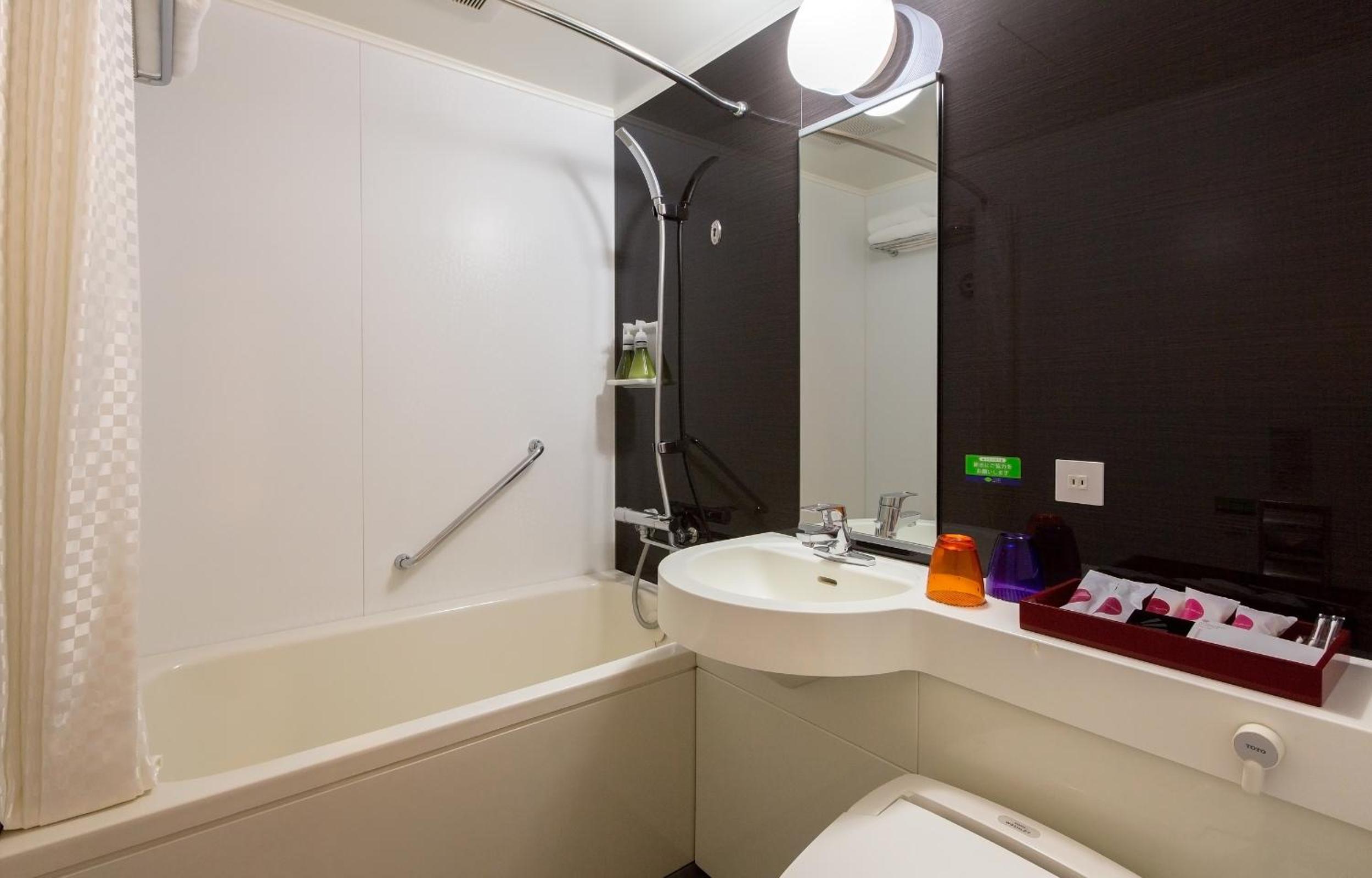 Small Double Room  - Non-Smoking (1 Adult) photo 3