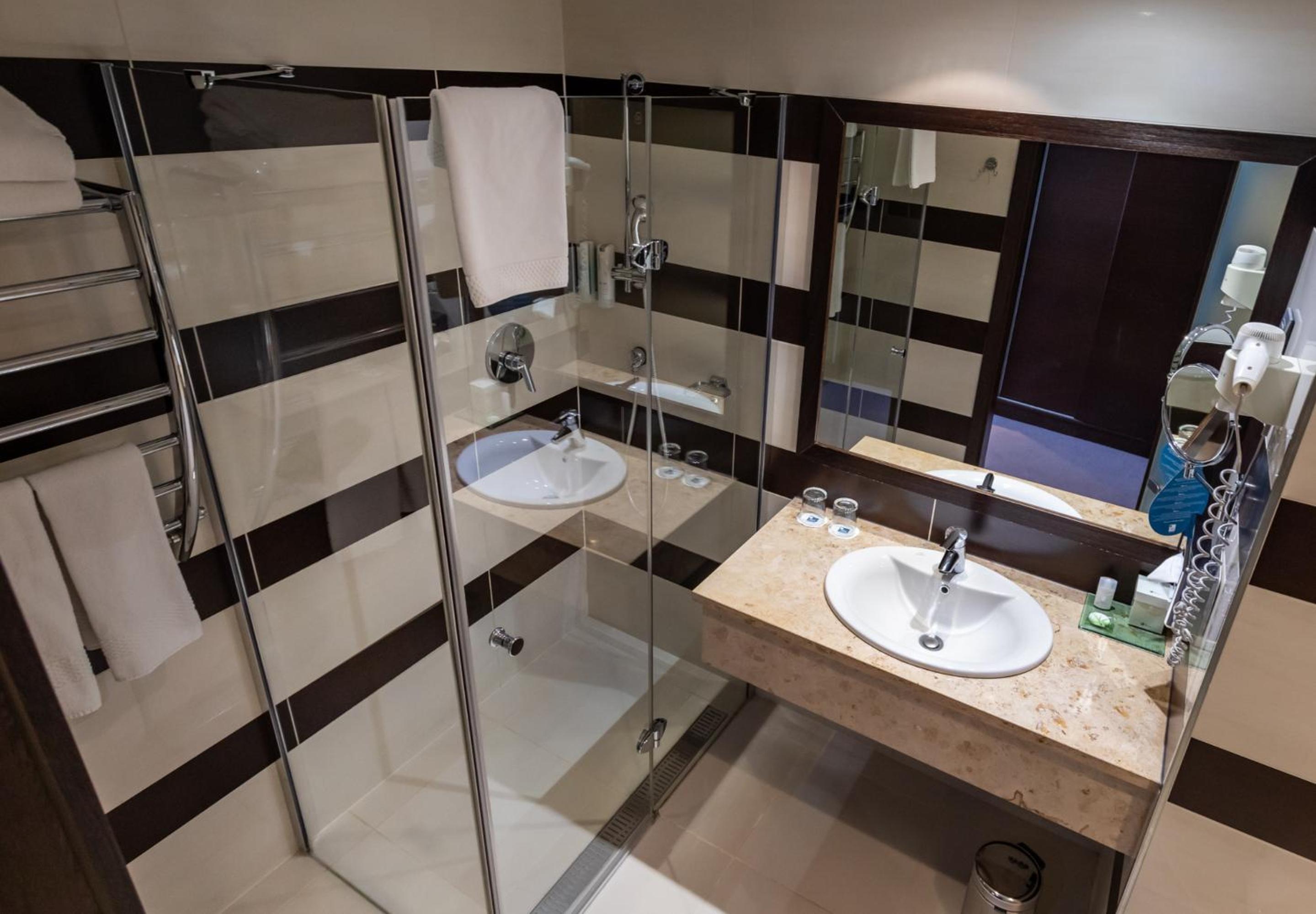 Double or Twin Room thumbnail 5
