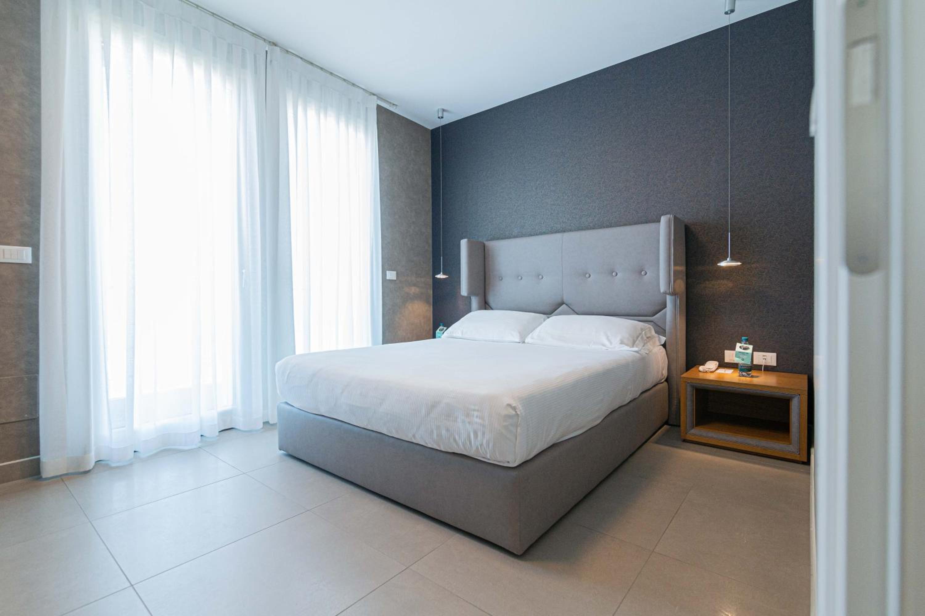 King Suite with Balcony and Lagoon View - Beach Access