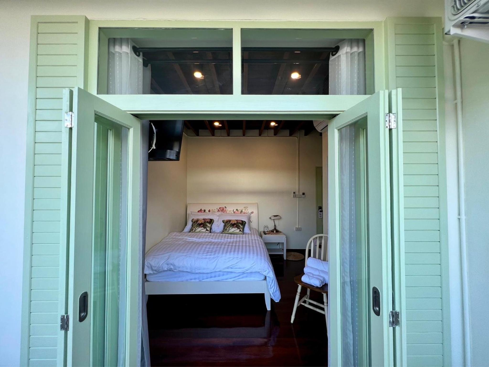 Queen Room with Garden View - Photo 6