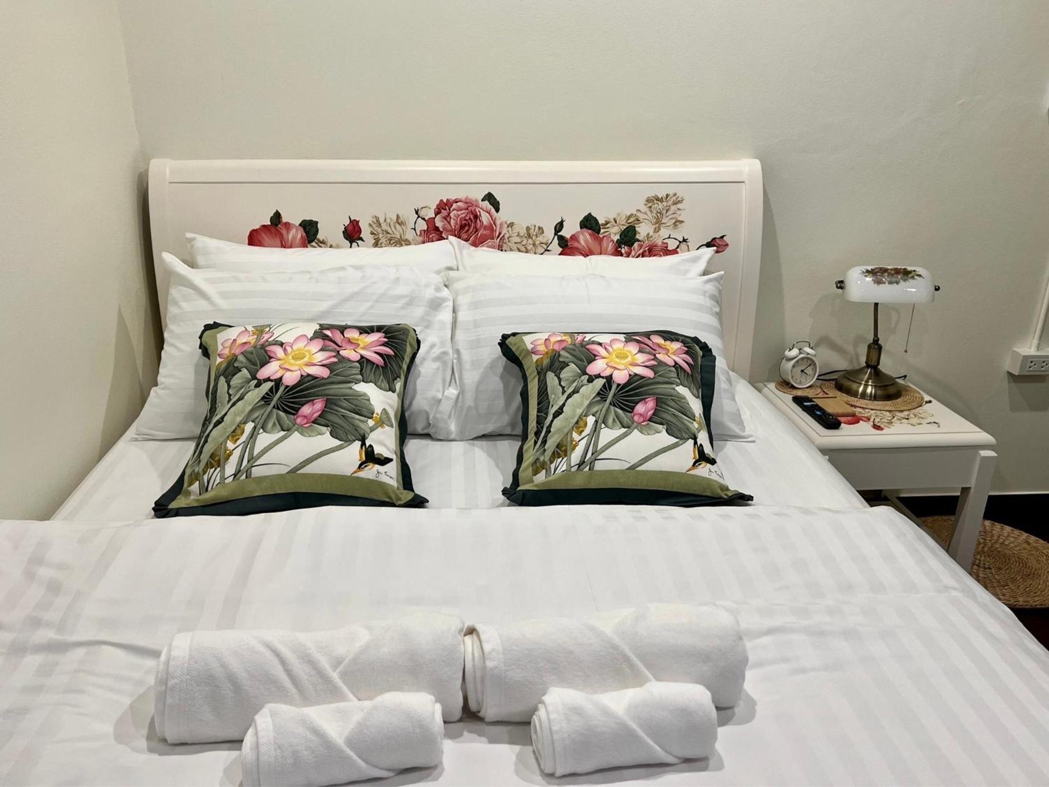 Queen Room with Garden View - Photo 7