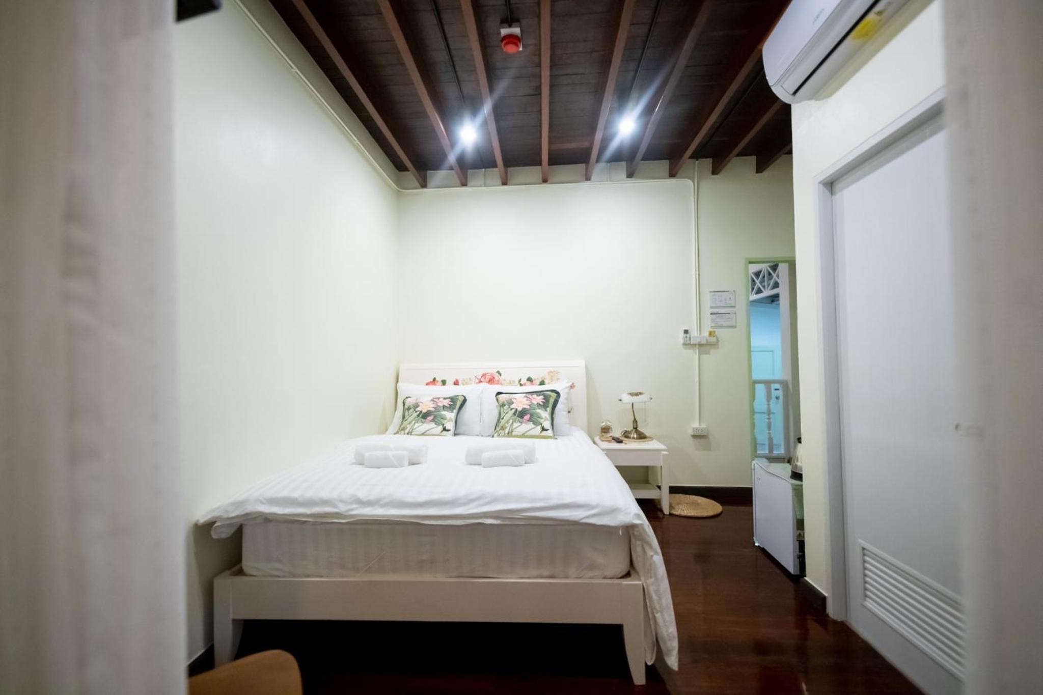 Queen Room with Garden View - Photo 2
