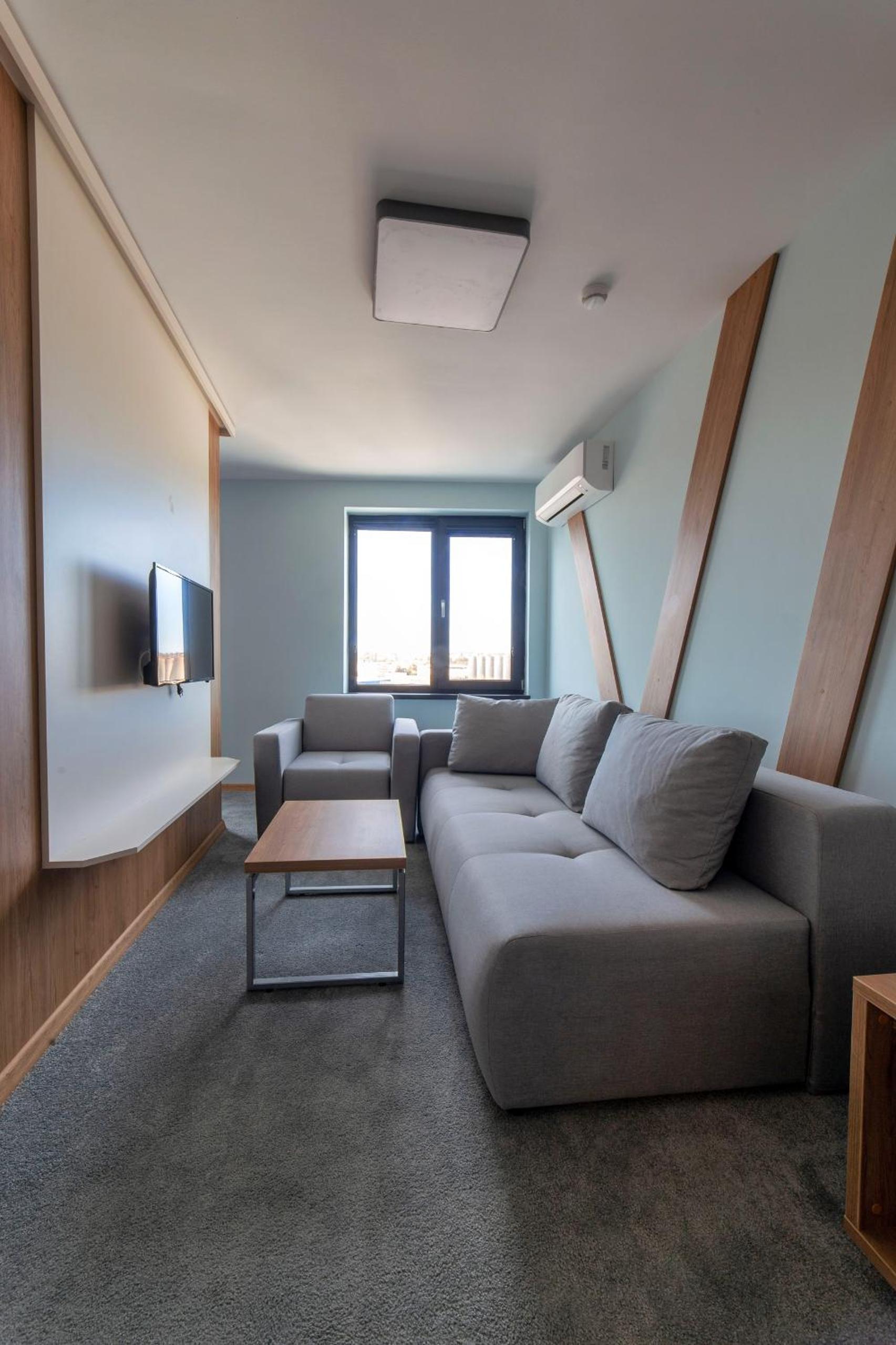 One-Bedroom Apartment - Photo 6