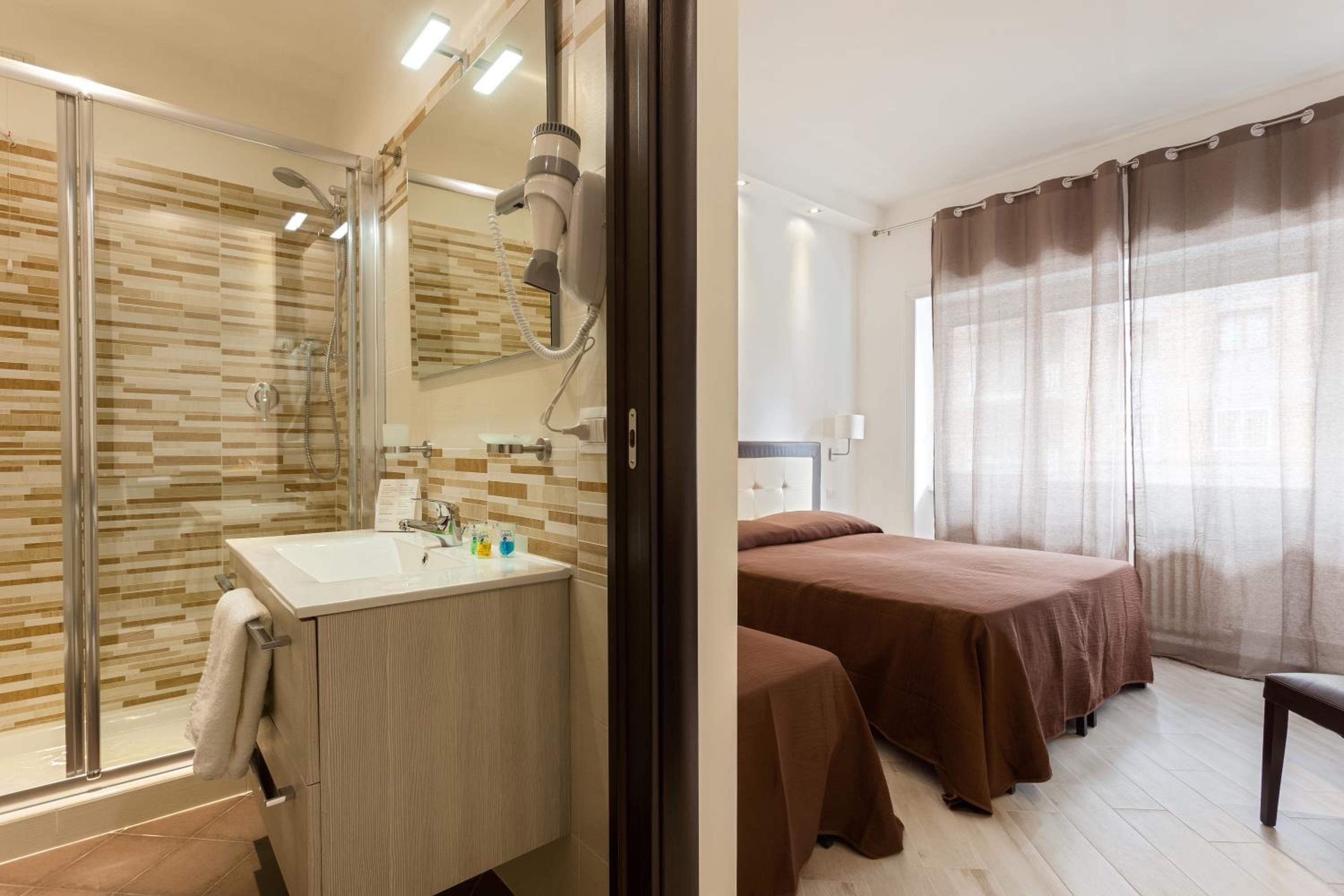 Triple Room with Private Bathroom photo 1