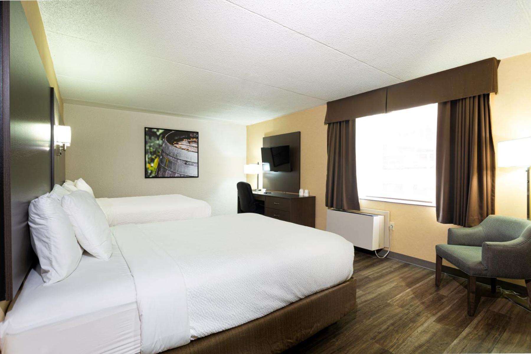 Queen Room with Two Queen Beds - Non-Smoking photo 2