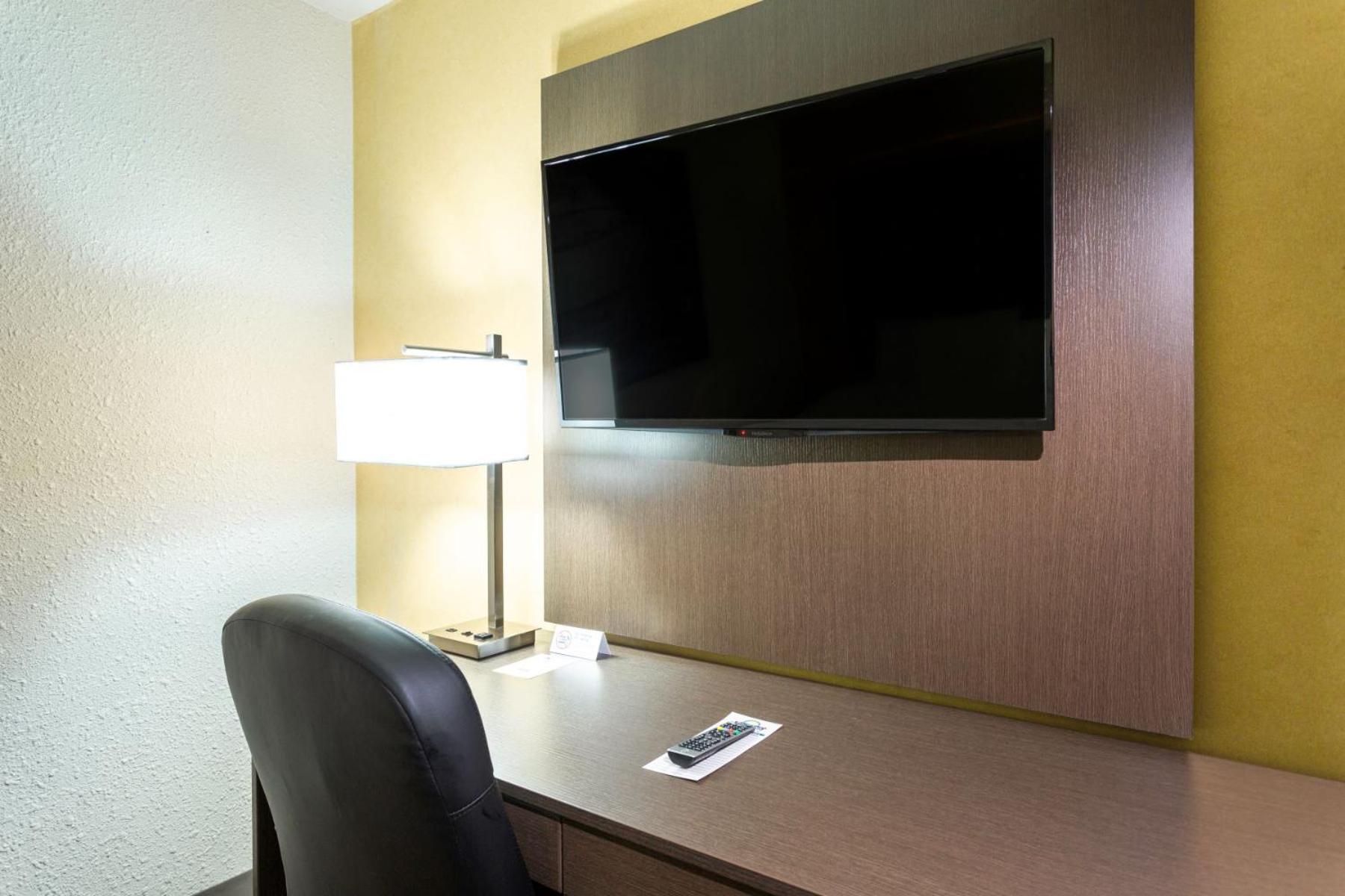 King Suite with Sofa Bed - Non-Smoking photo 2
