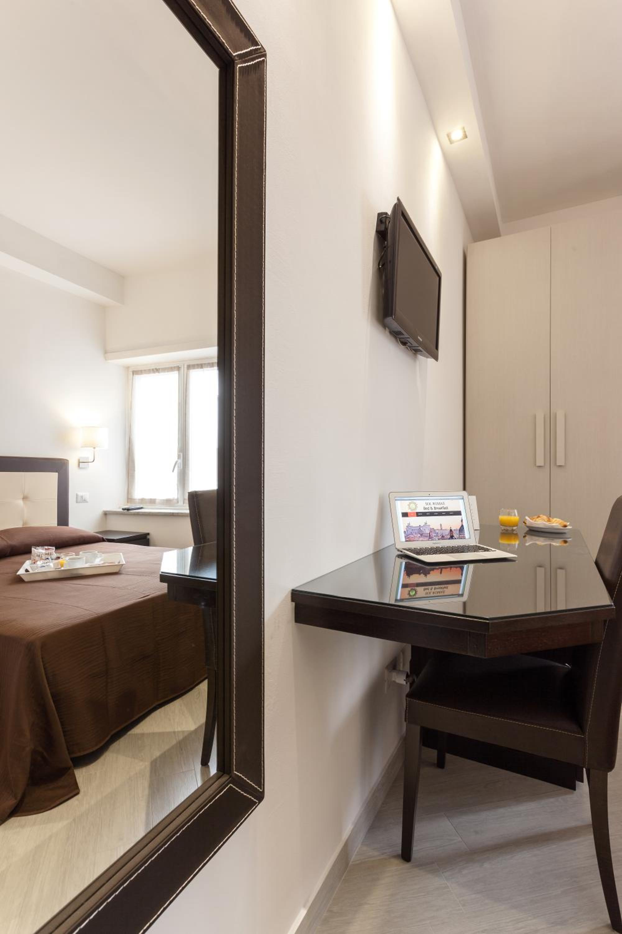 Single Room with Private Bathroom photo 2