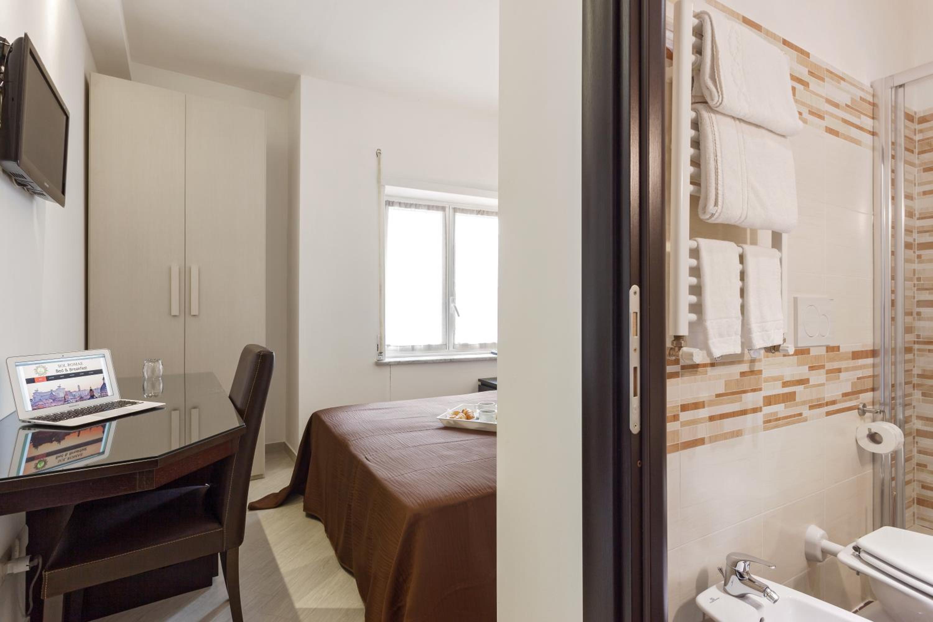 Single Room with Private Bathroom photo 3