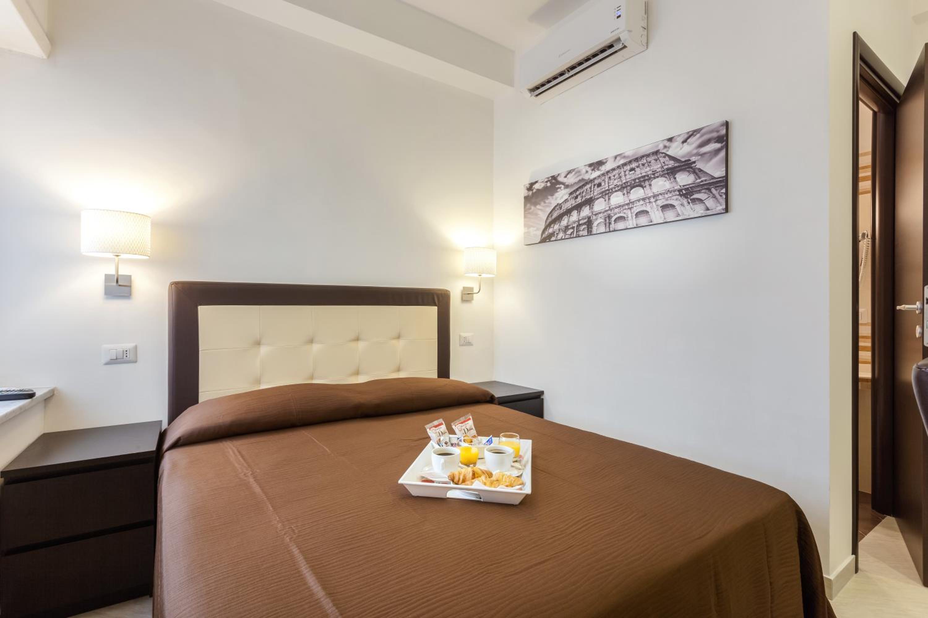 Single Room with Private Bathroom photo 2