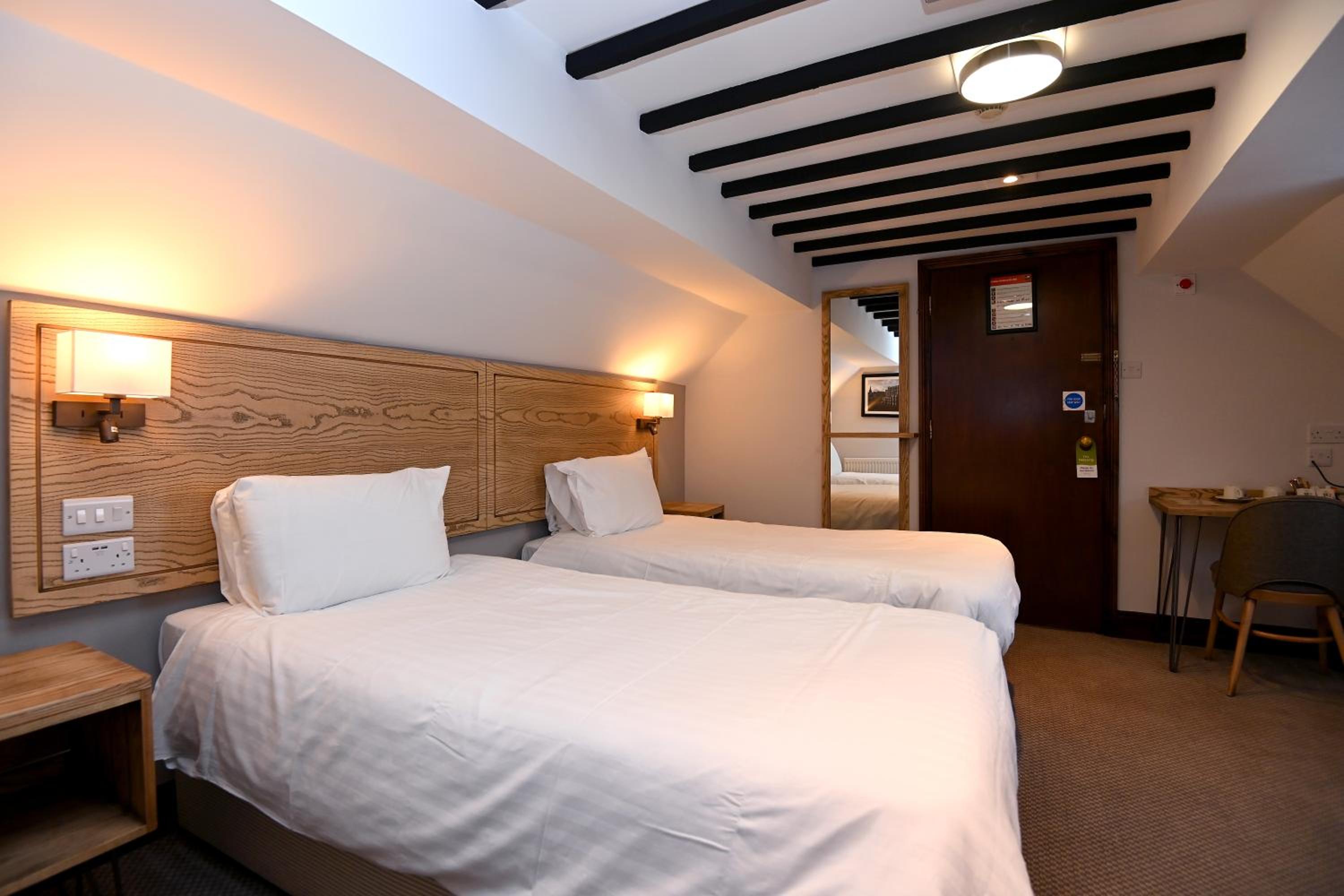 Standard Twin Room - Photo 1