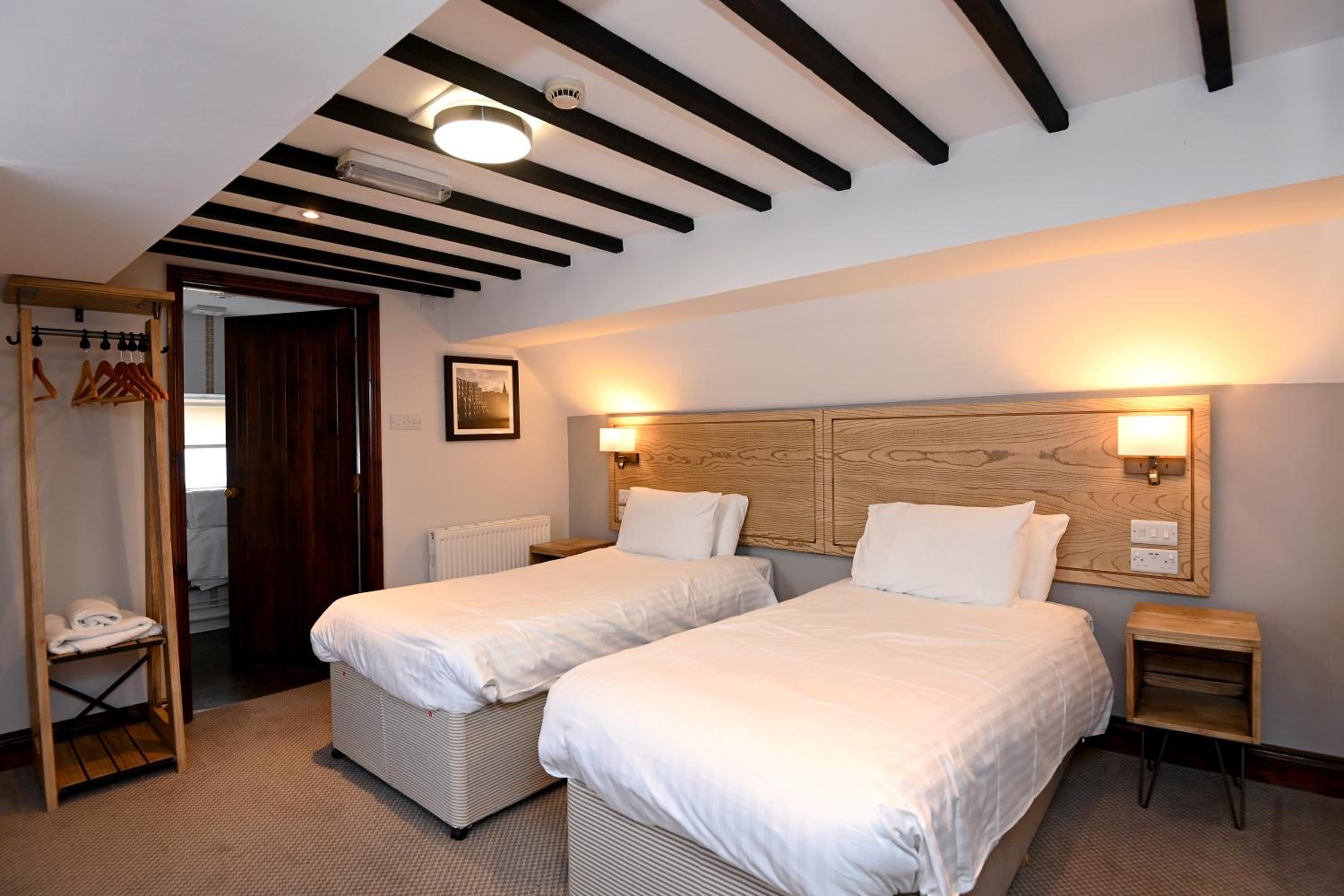 Standard Twin Room - Photo 4