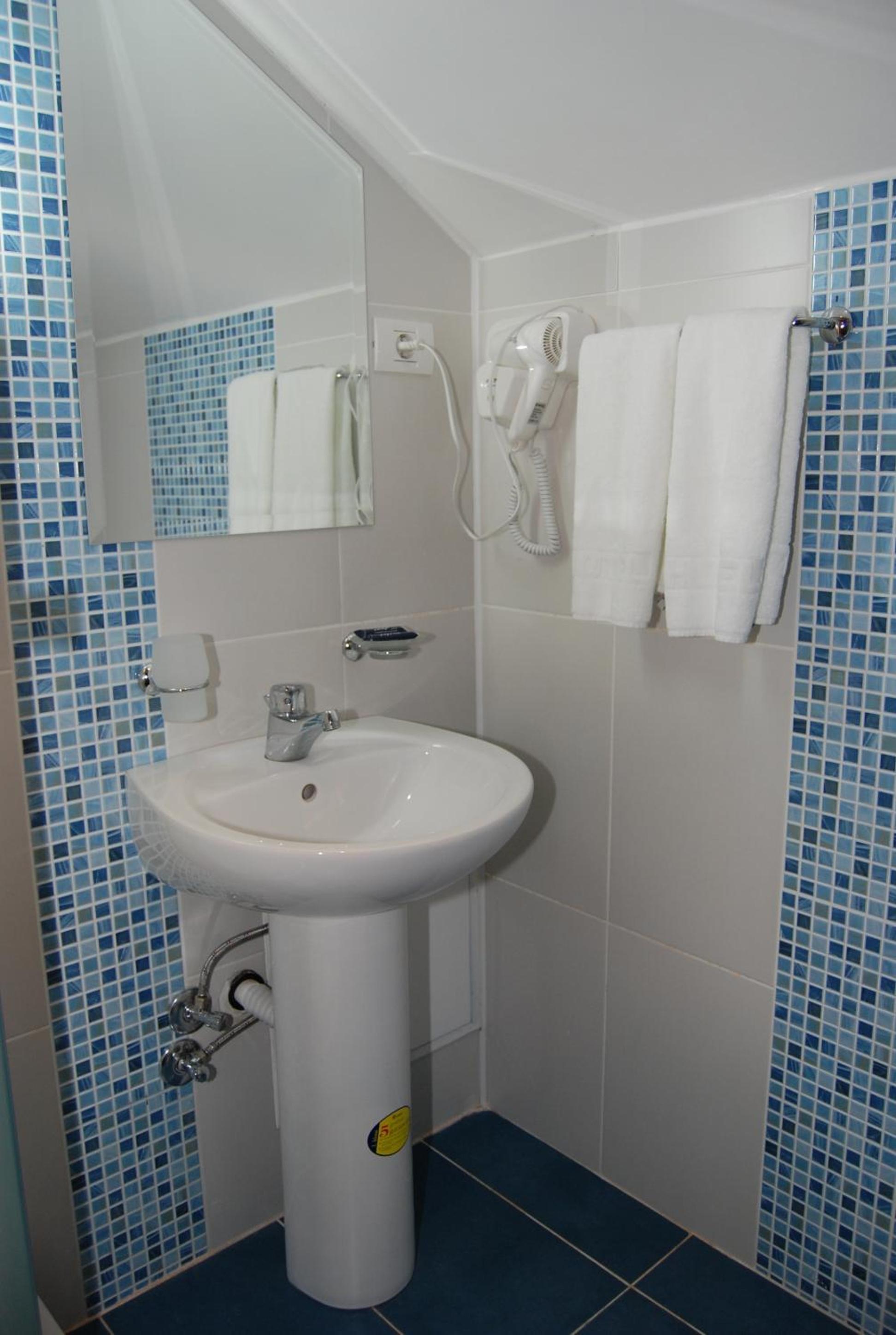 Twin Room with Balcony - Photo 6