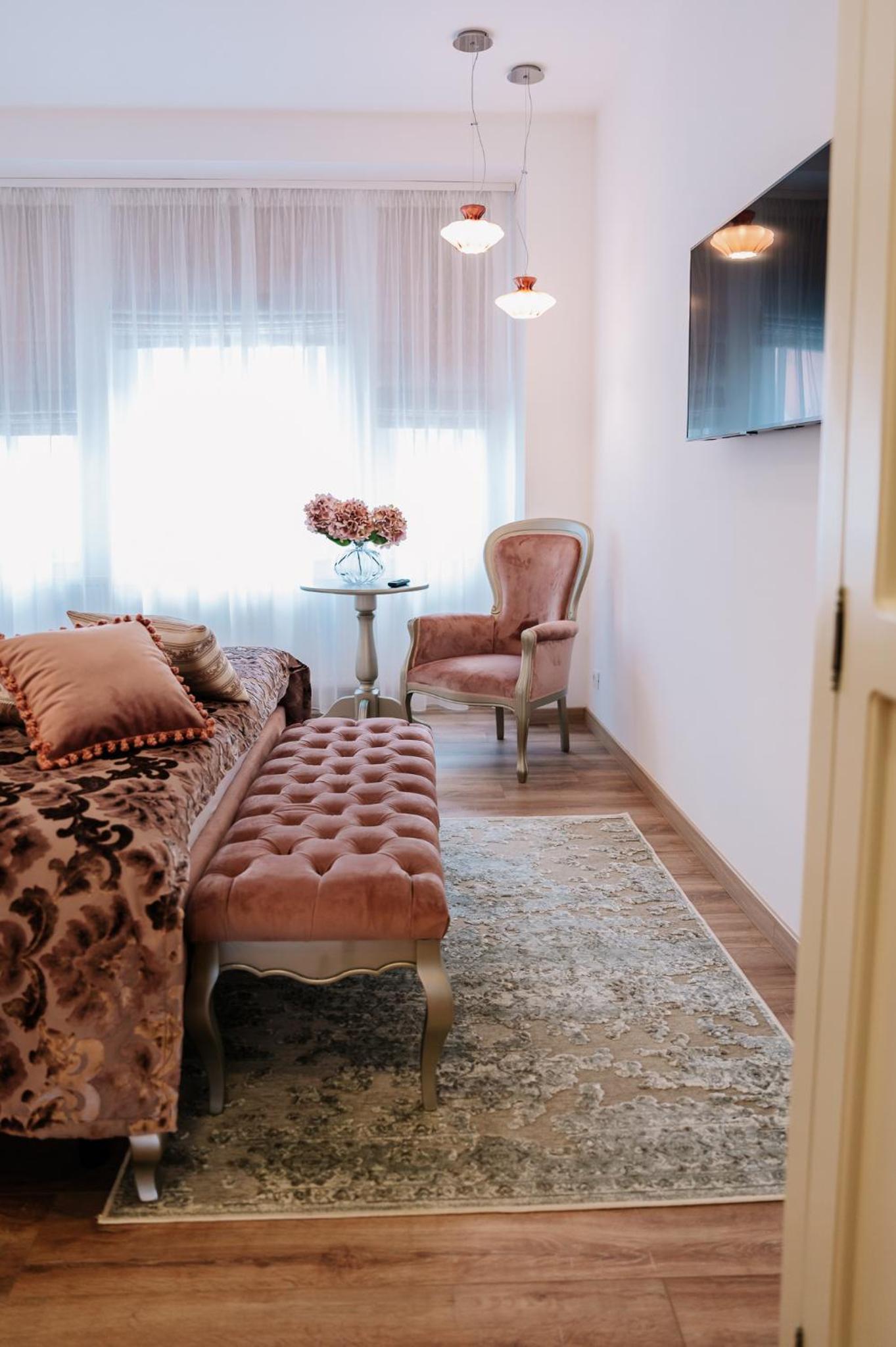 One-Bedroom Suite - Photo 5