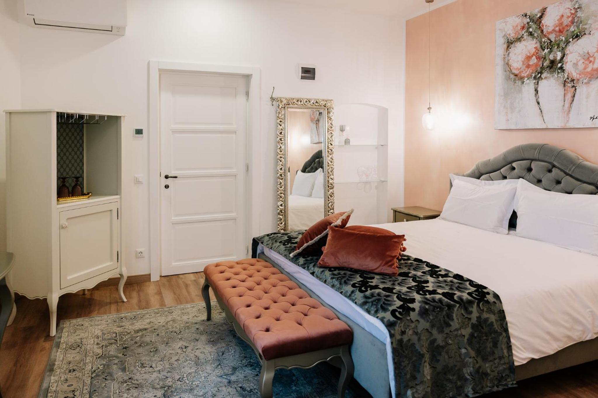 Deluxe Double Room - Photo 9