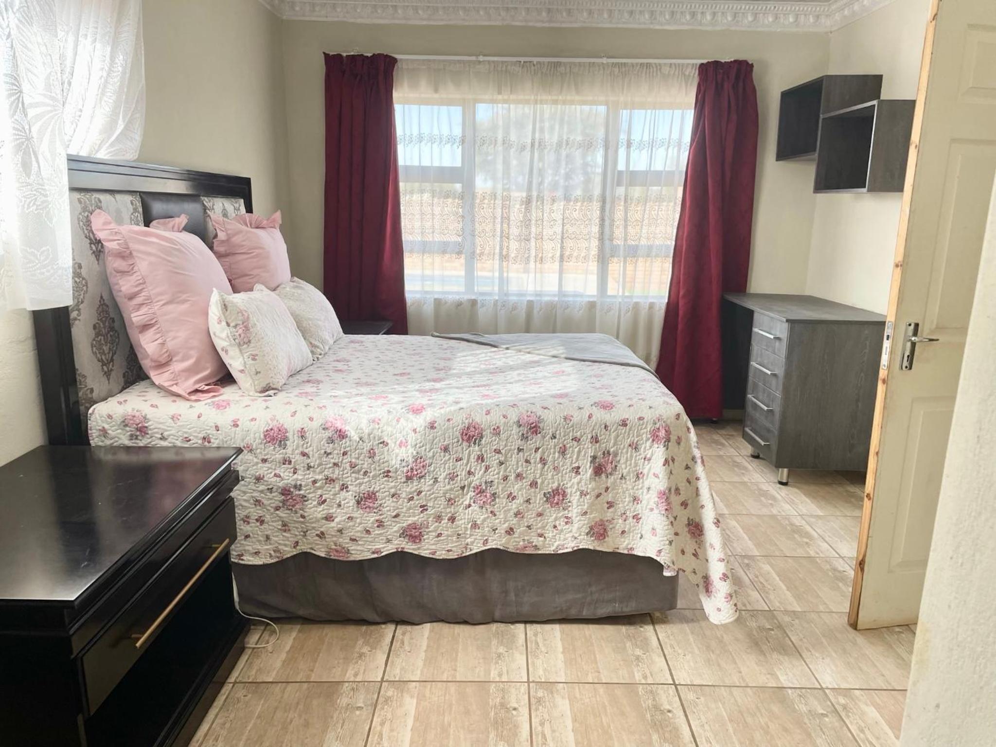 Deluxe Queen Room - Photo 17