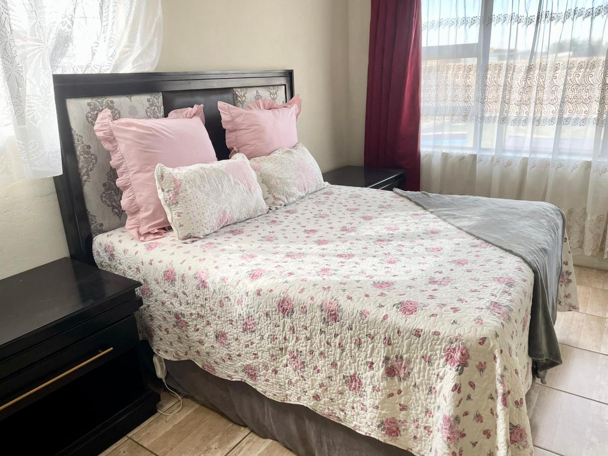 Deluxe Queen Room - Photo 6