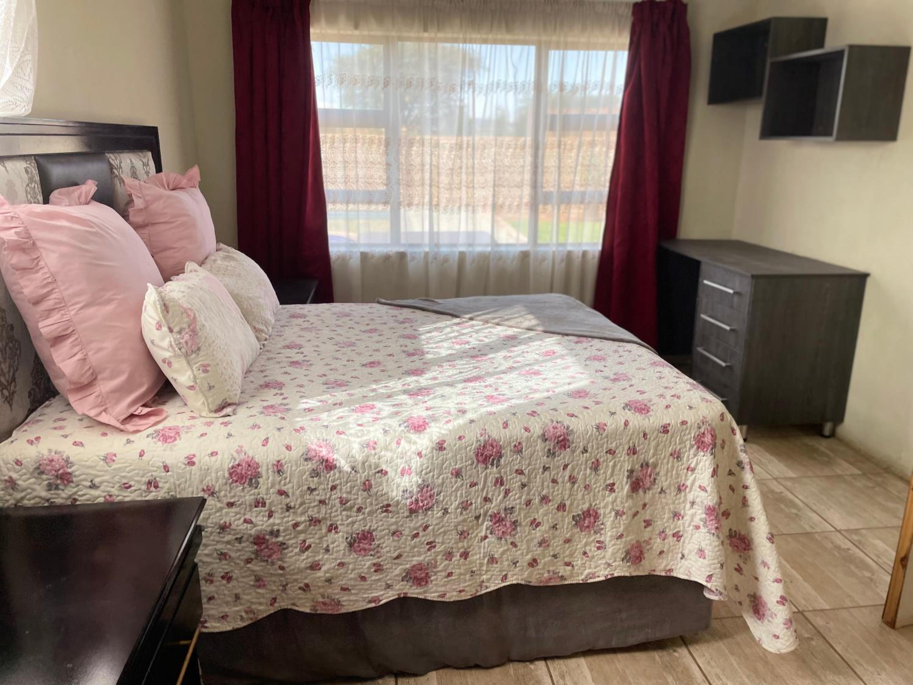 Deluxe Queen Room - Photo 7