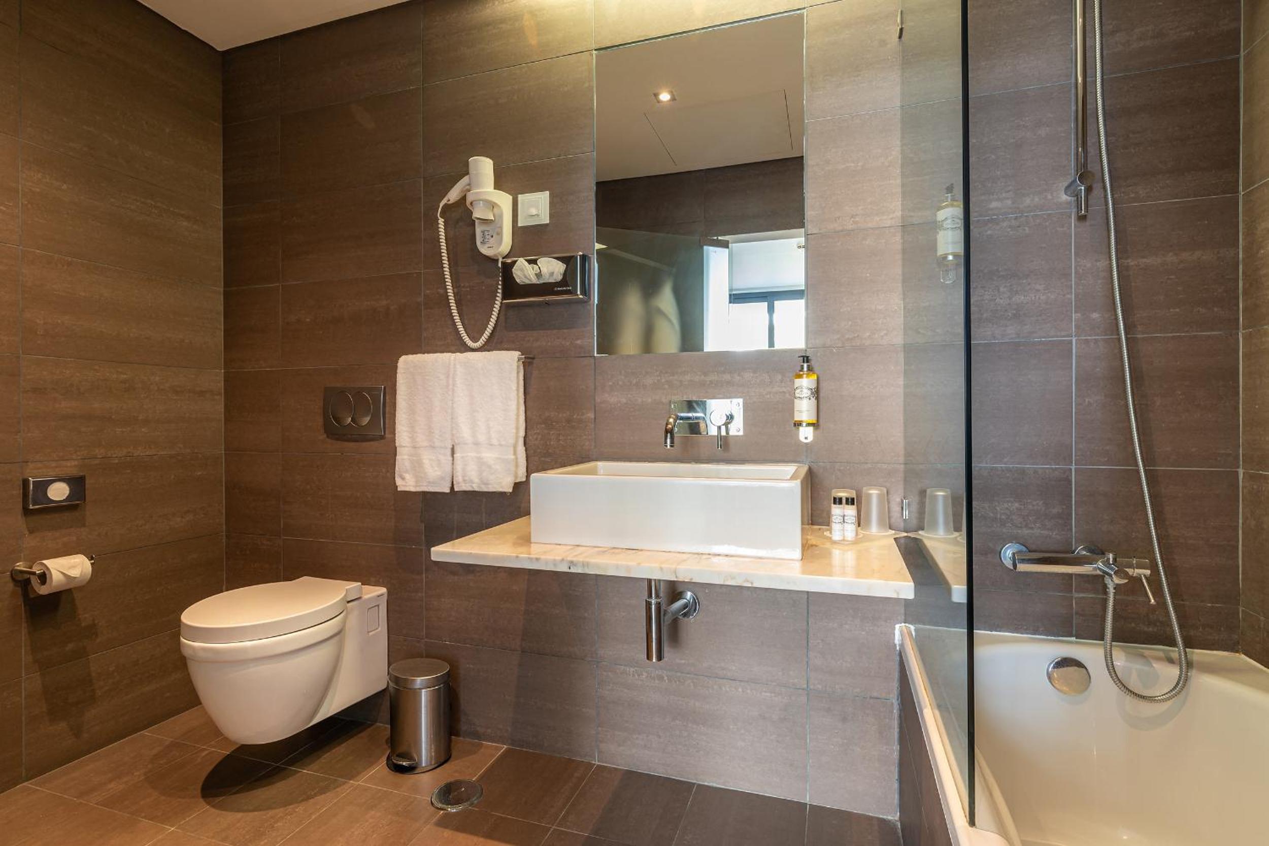Suite with Balcony - Photo 6