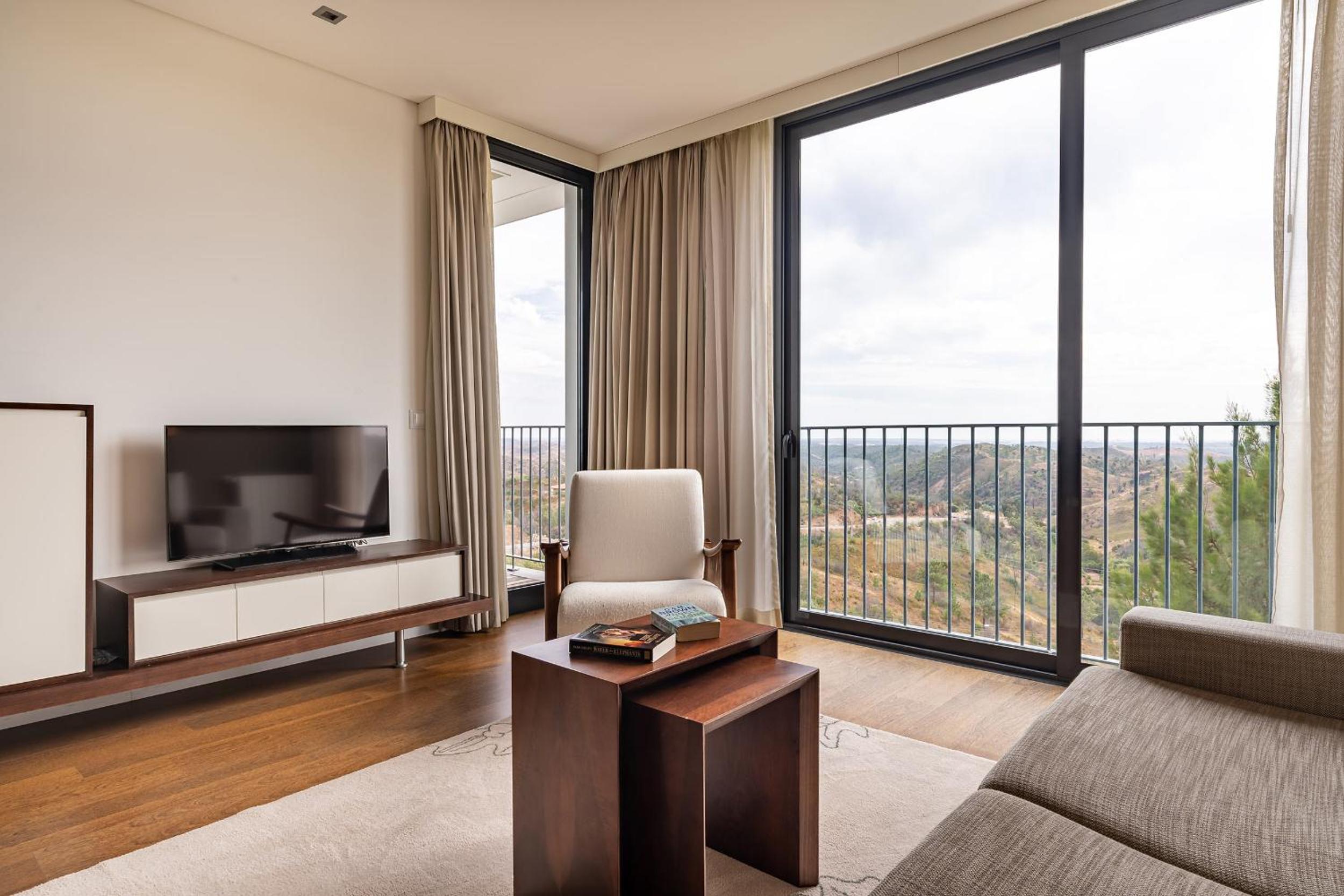 Suite with Balcony and Mountain View - Photo 1