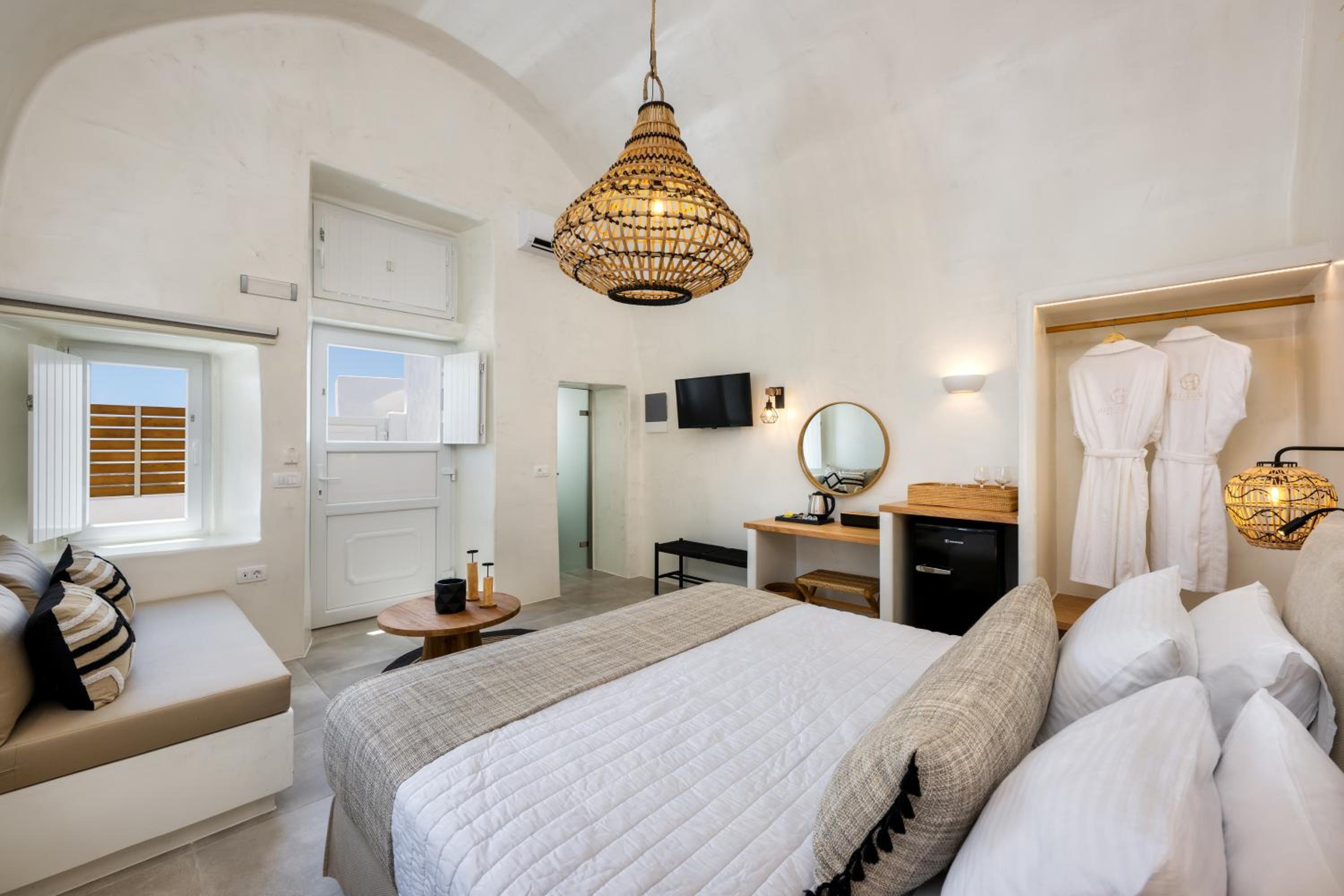 Deluxe King Room - Photo 2