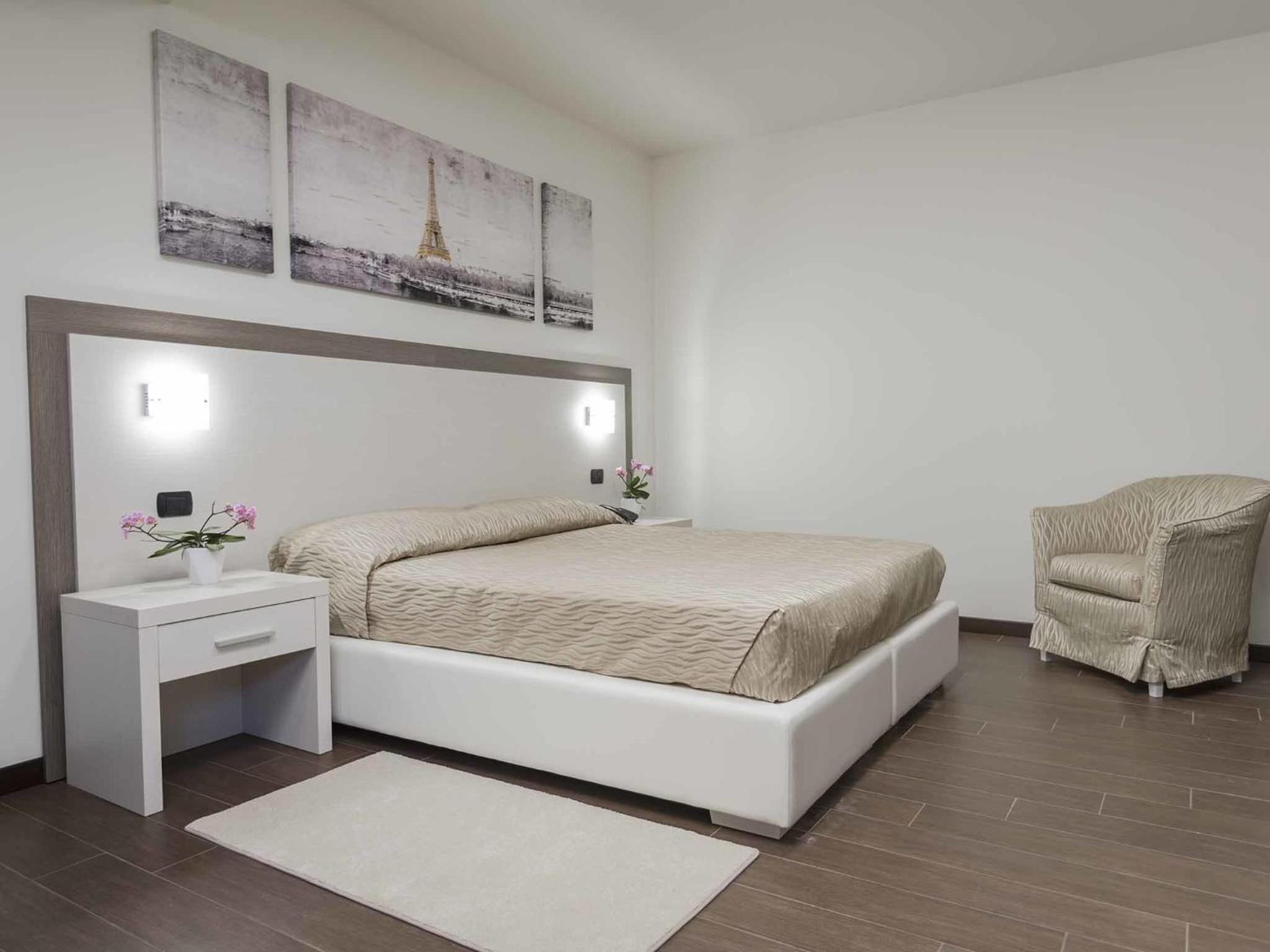 Double Room with Spa Bath photo 3