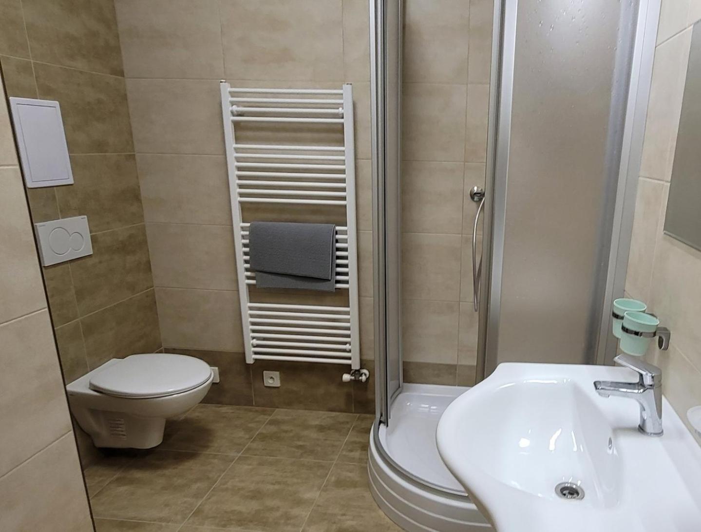 Large Twin Room - Photo 3
