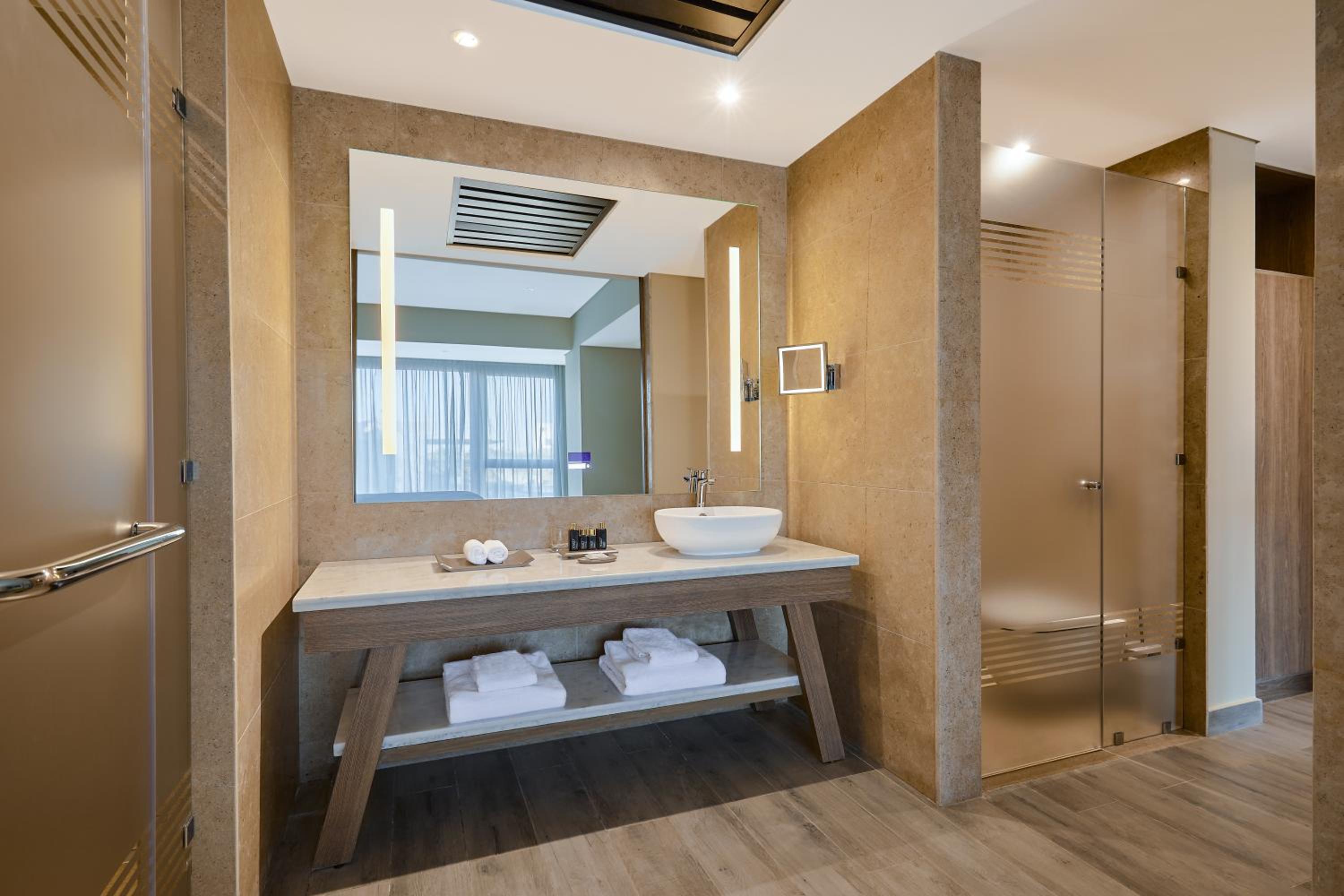Executive King Suite - Photo 10