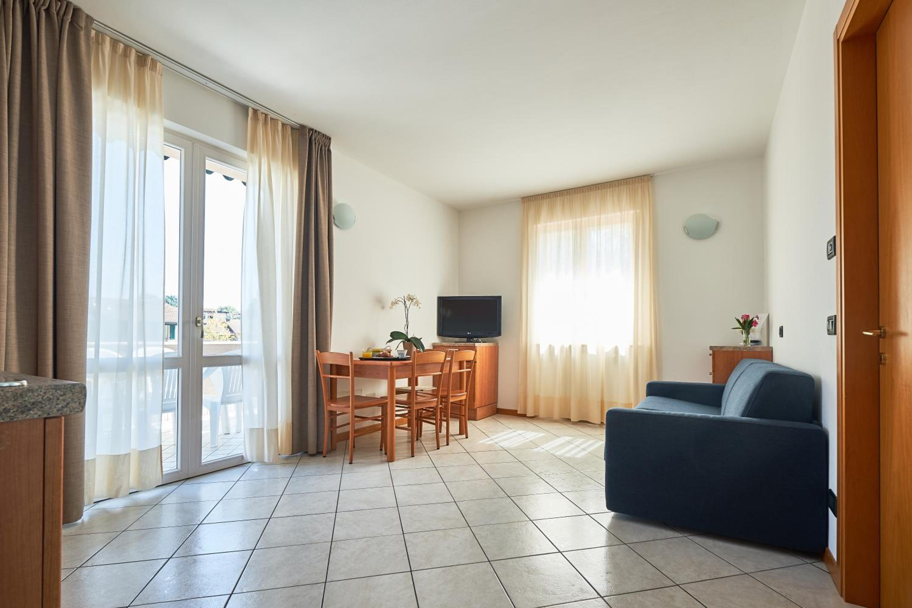 Superior One-Bedroom Apartment - Photo 4
