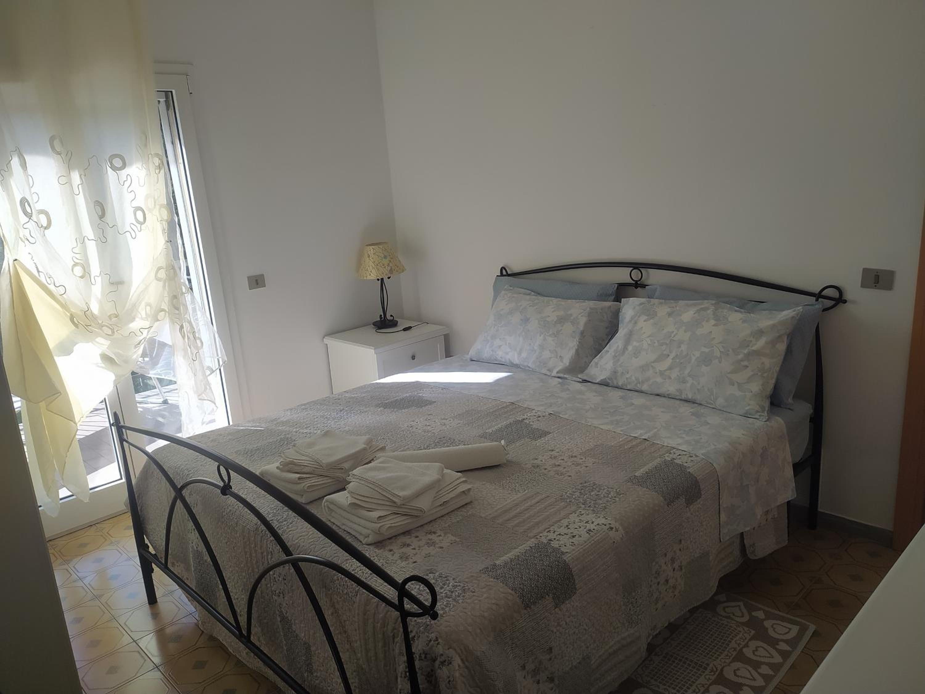One-Bedroom Apartment - Photo 2