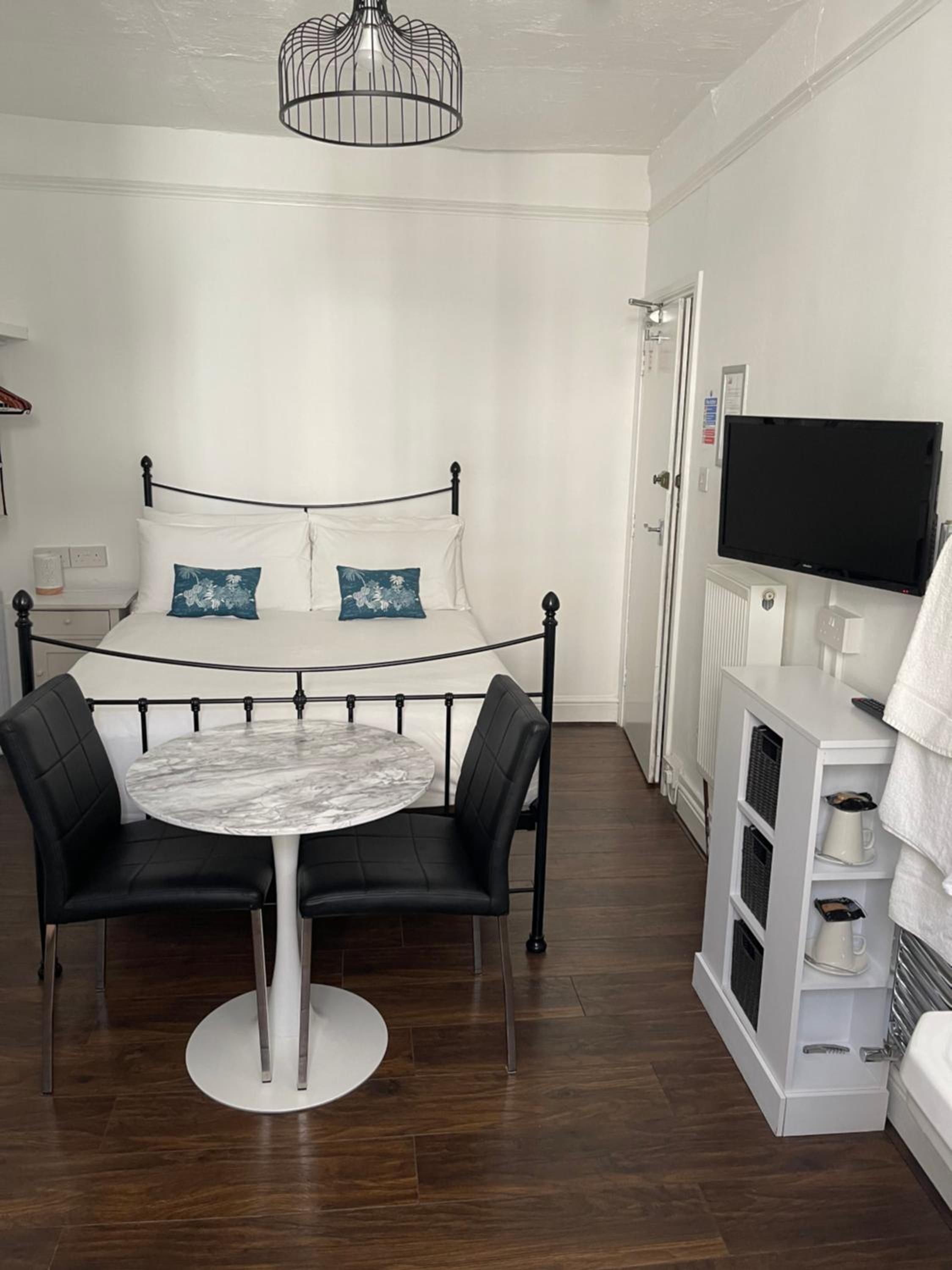 Double Room - Photo 8