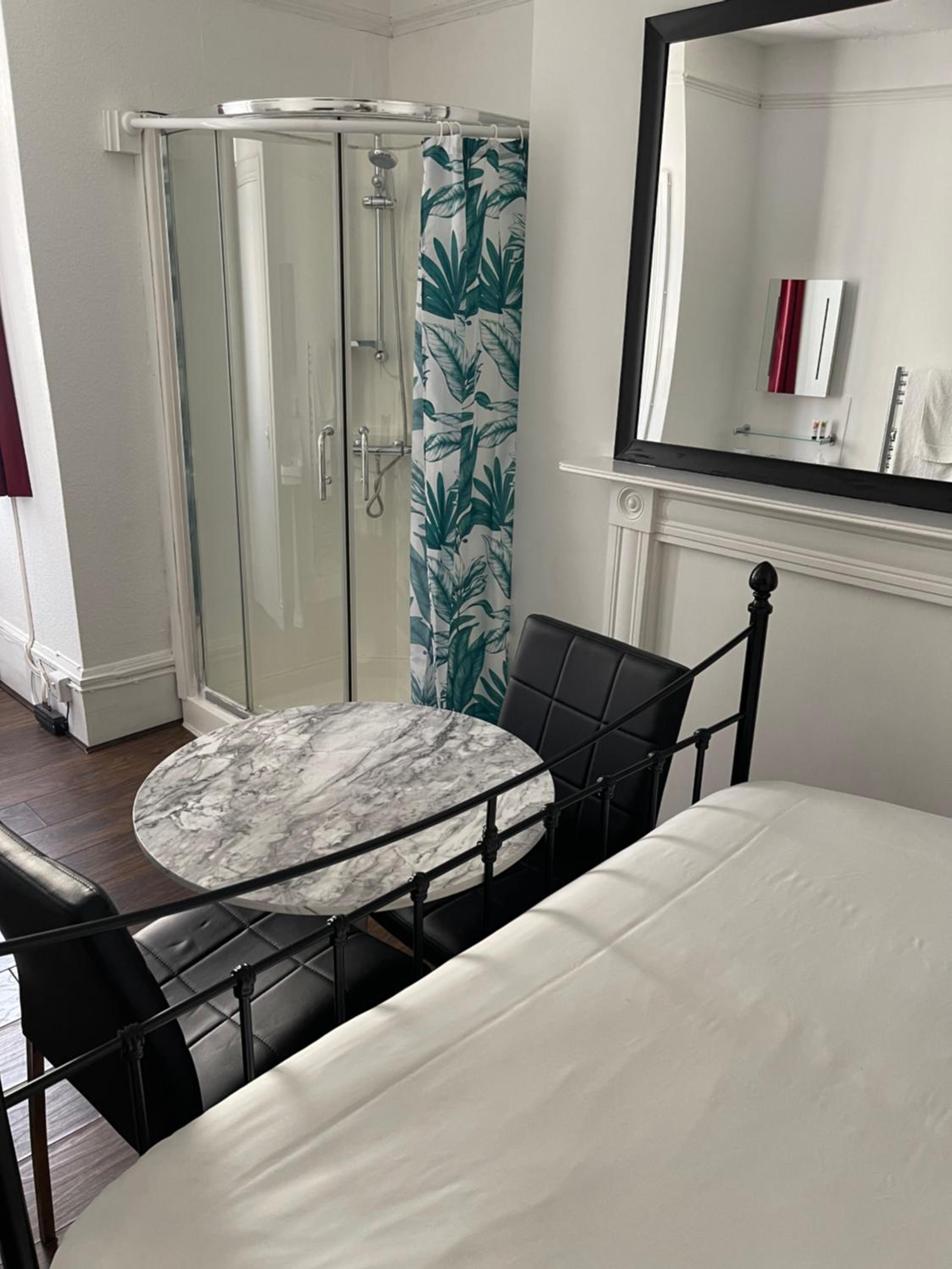 Double Room - Photo 7
