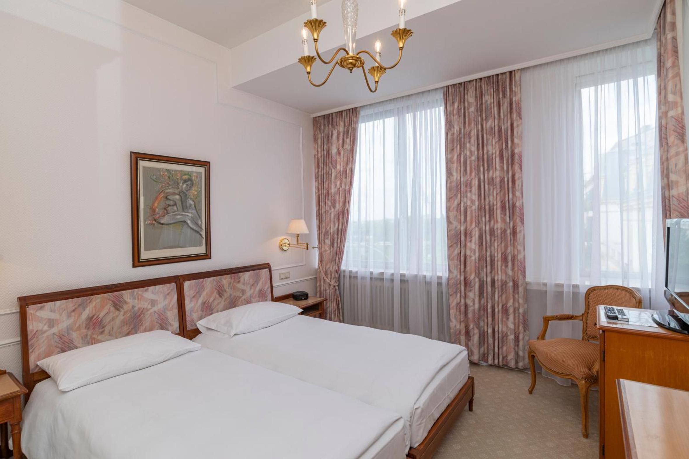 Standard Double or Twin Room - Photo 7