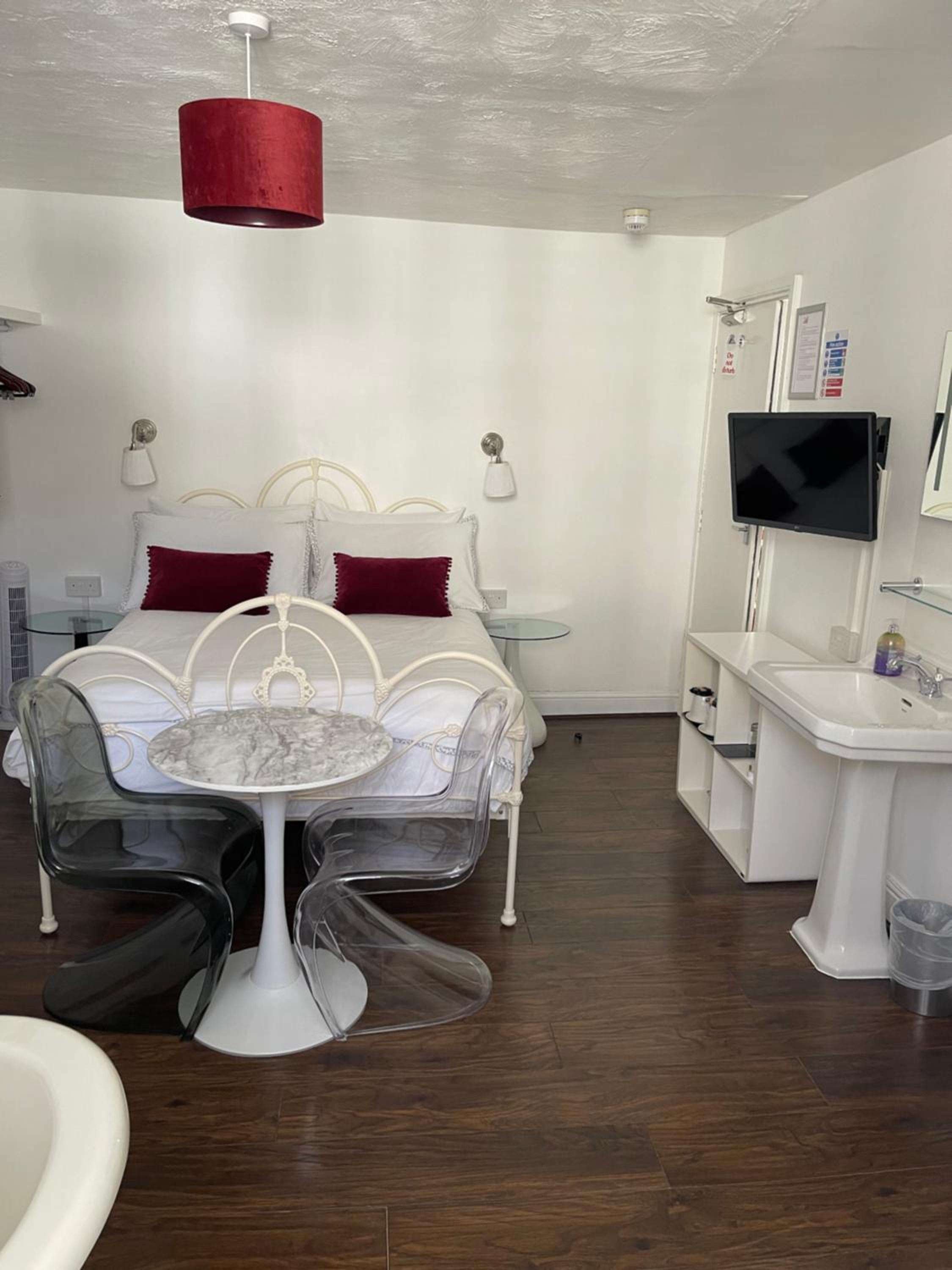 Superior Double Room with Bath and Shower - Photo 1