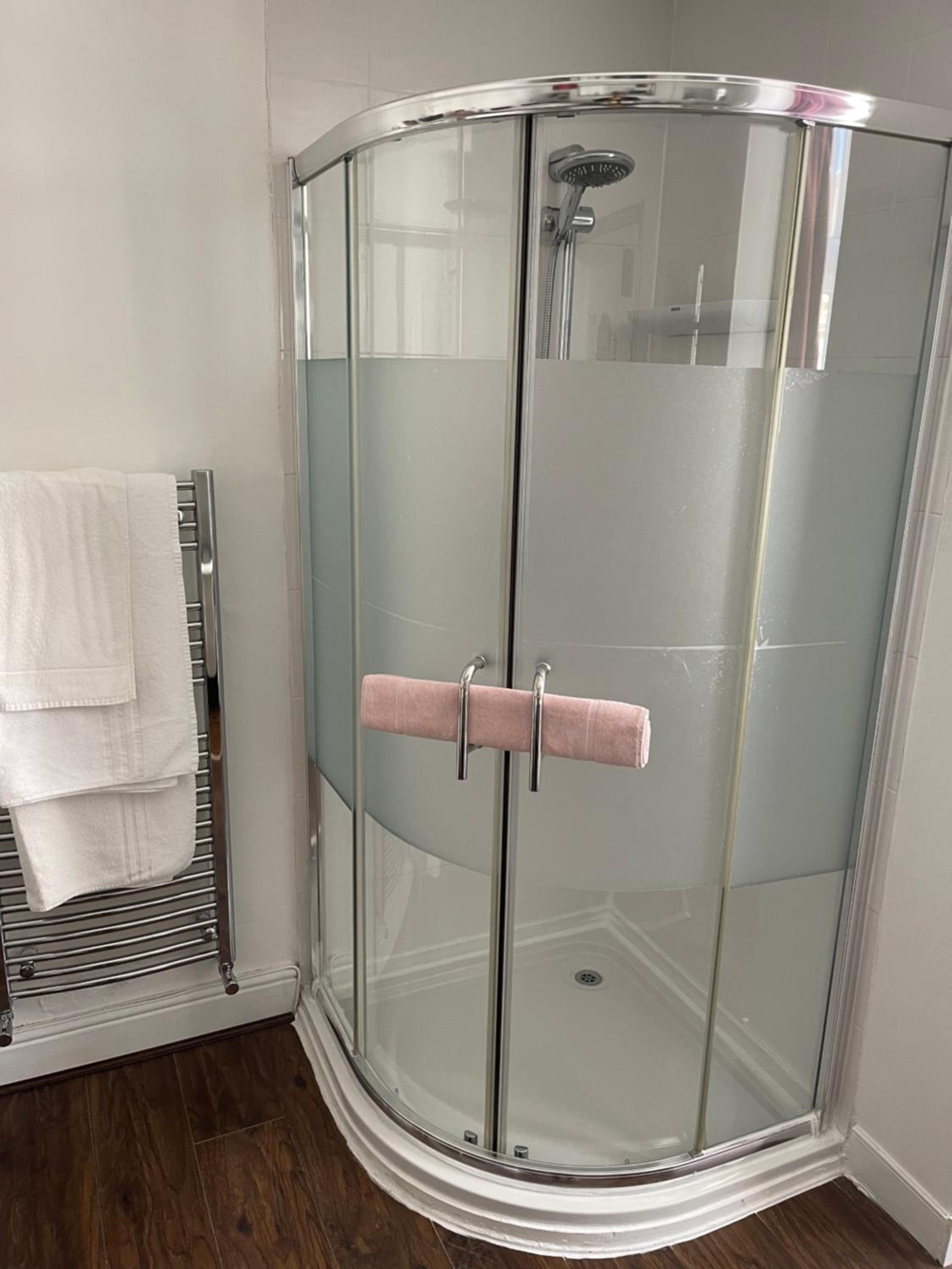 Superior Double Room with Bath and Shower - Photo 3