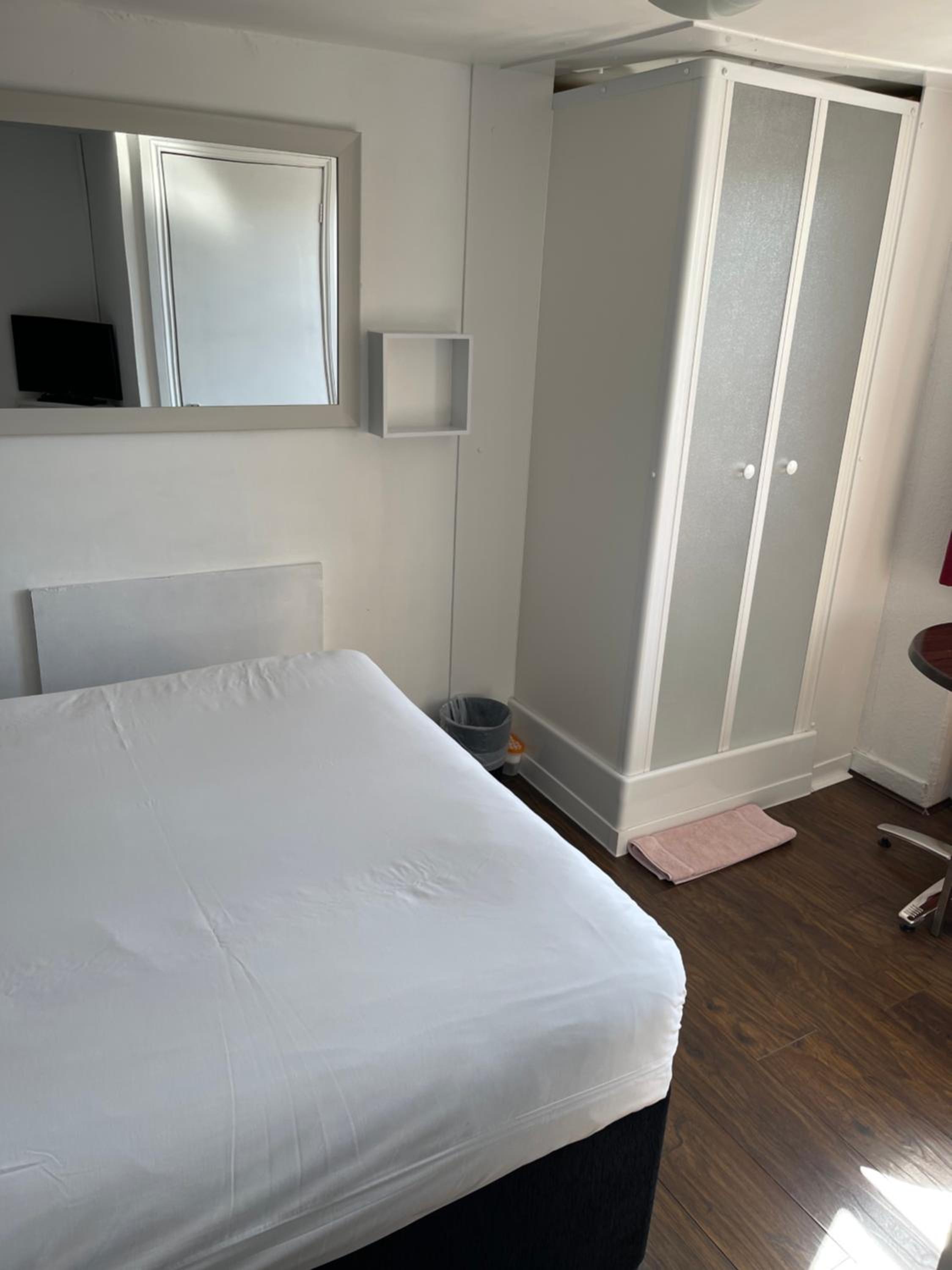Standard Double Room - Photo 9