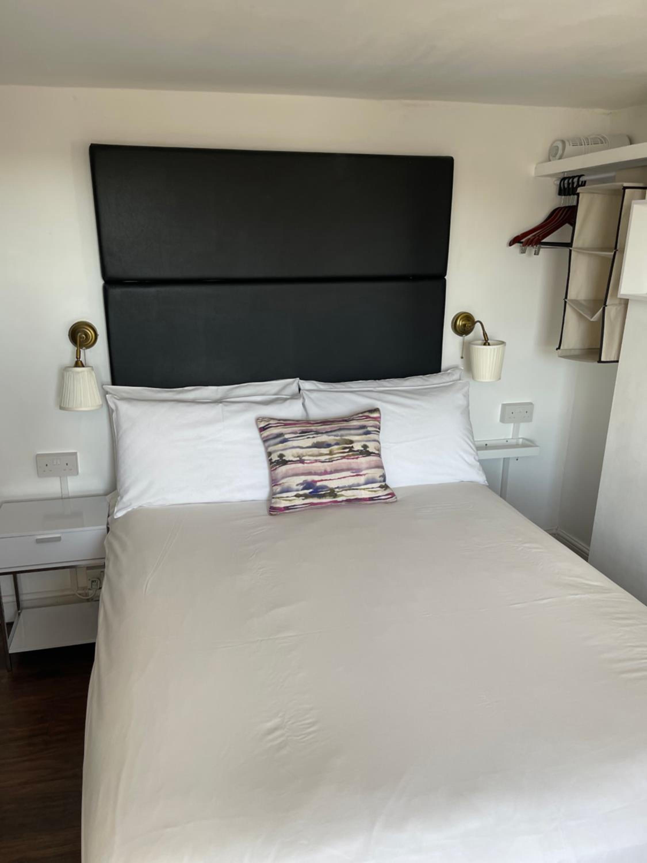 Standard Double Room - Photo 8