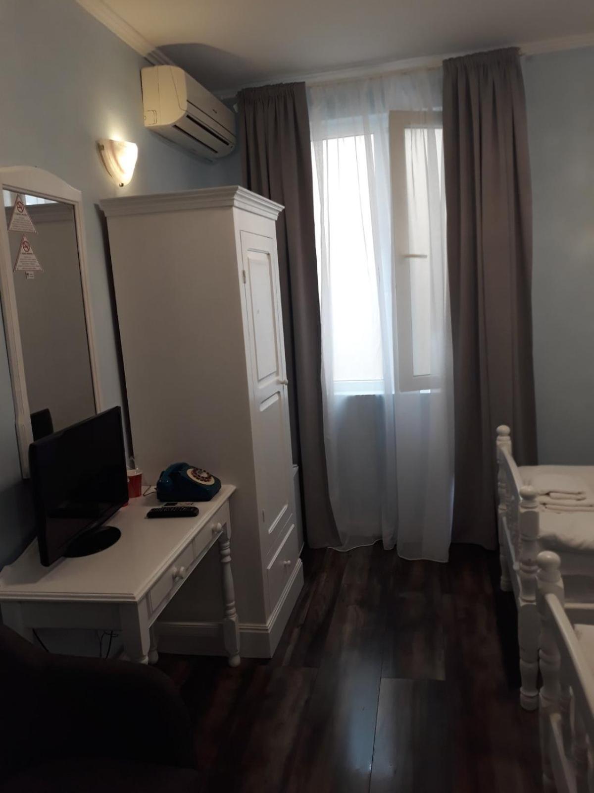Twin Room - Photo 7
