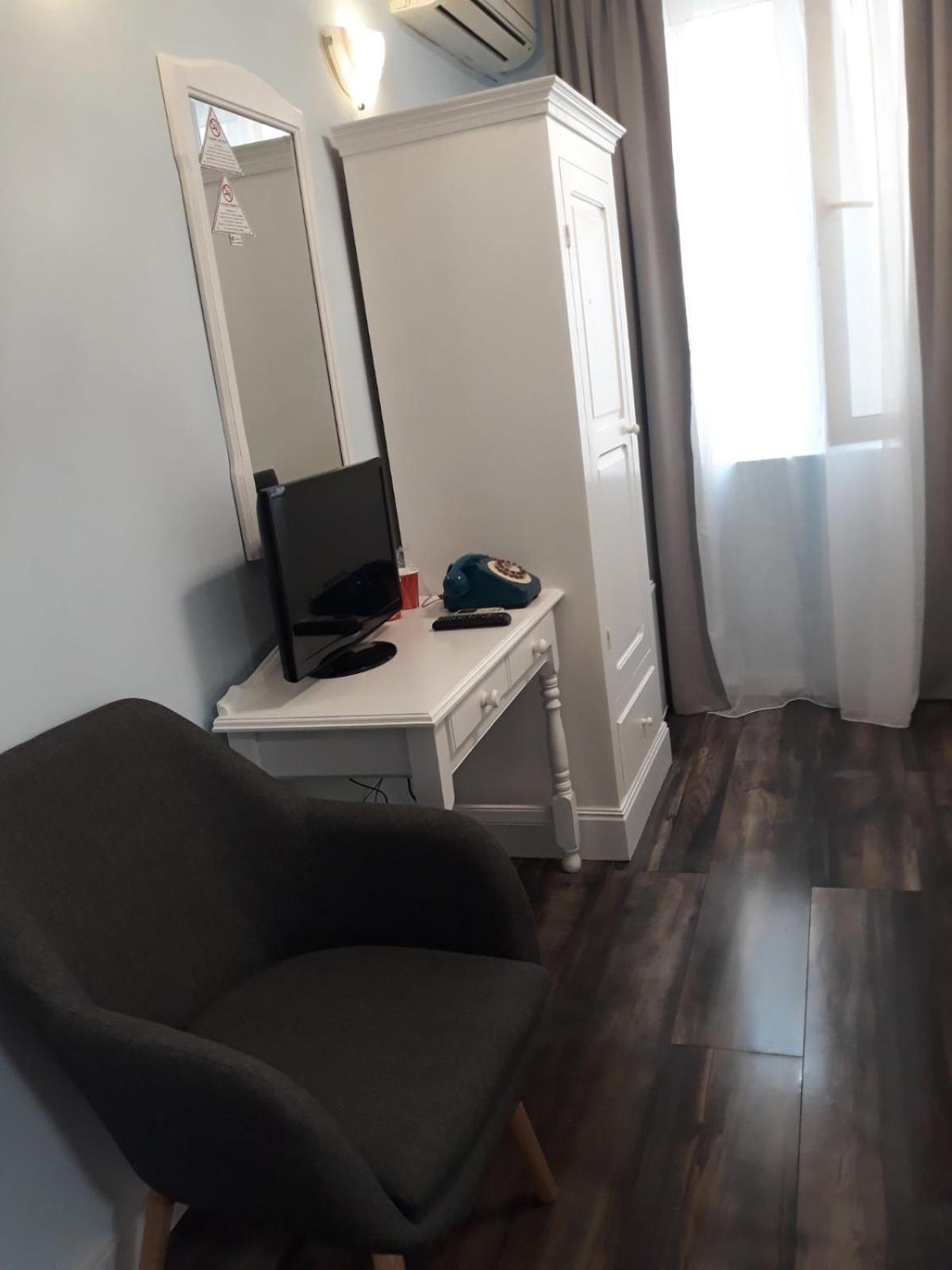 Twin Room - Photo 18