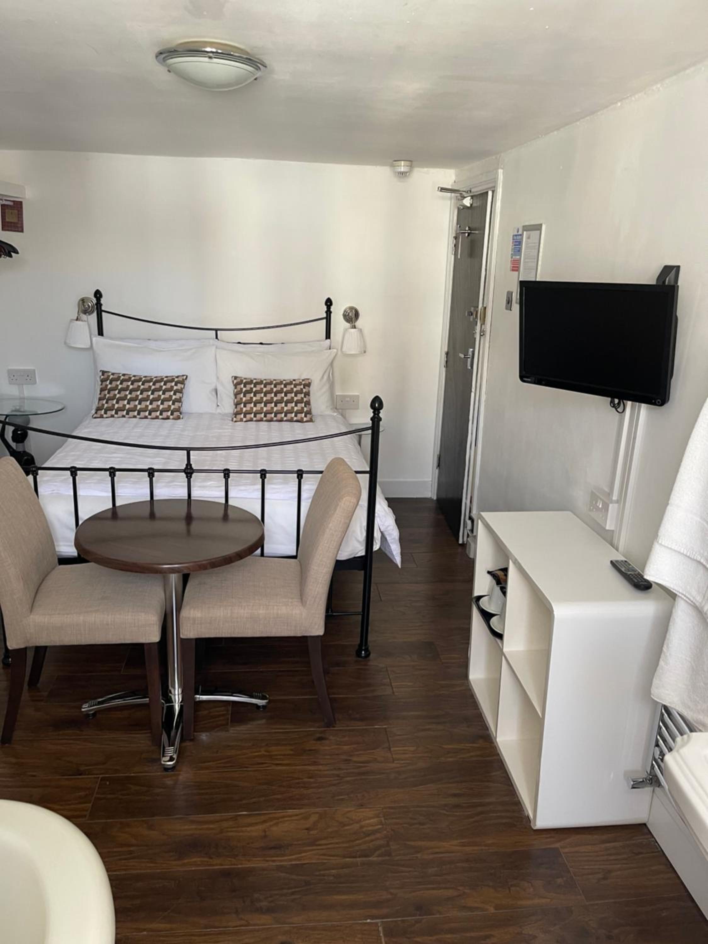 Double Room - Photo 6