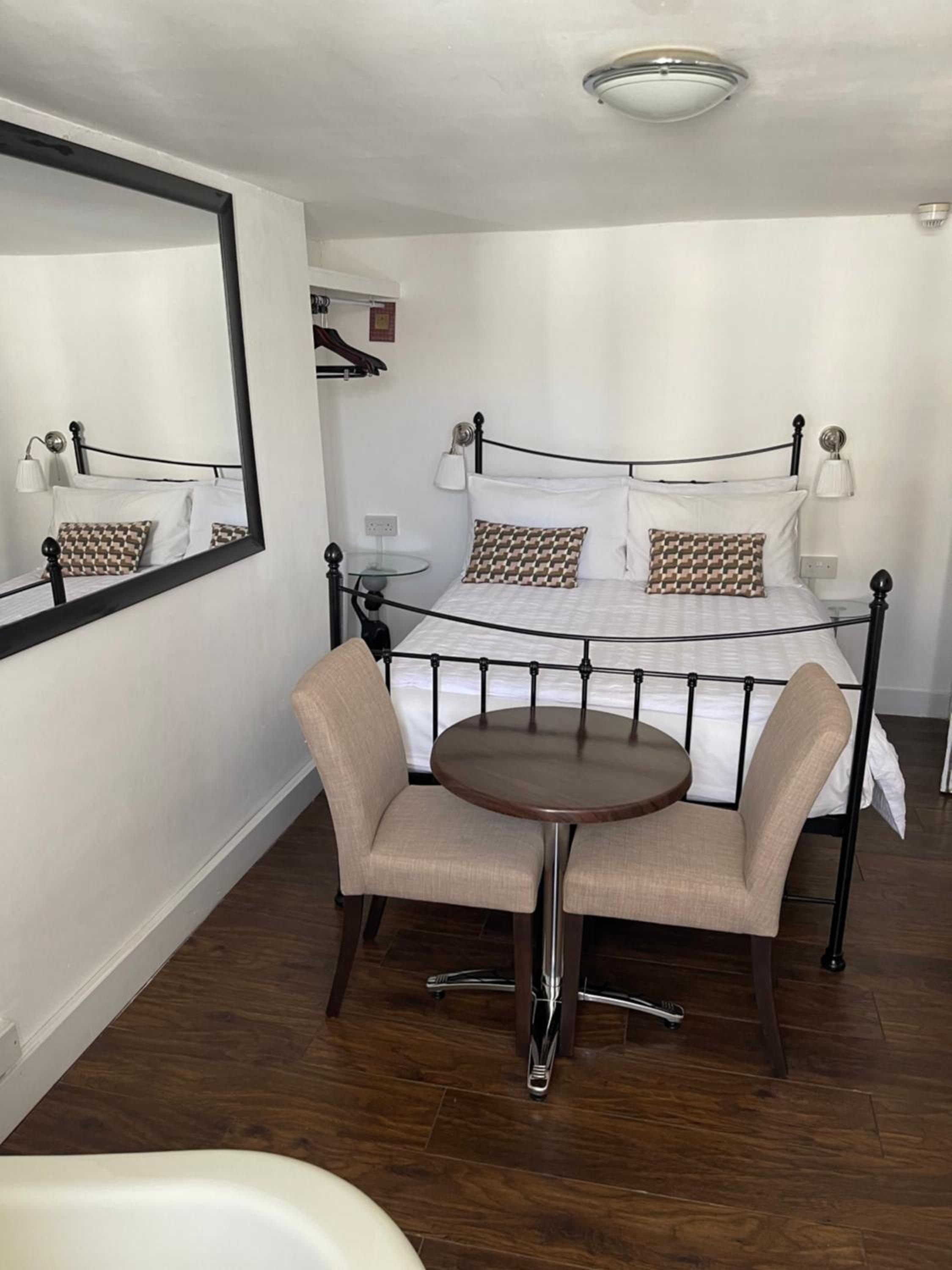 Double Room - Photo 5
