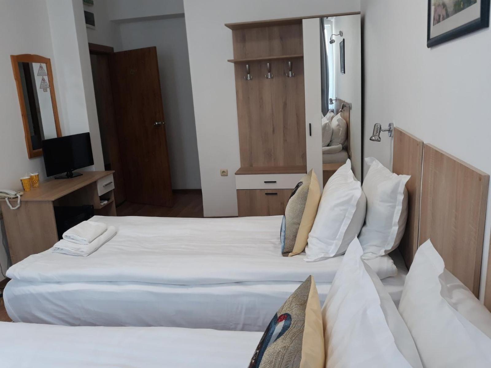 Twin Room - Photo 20