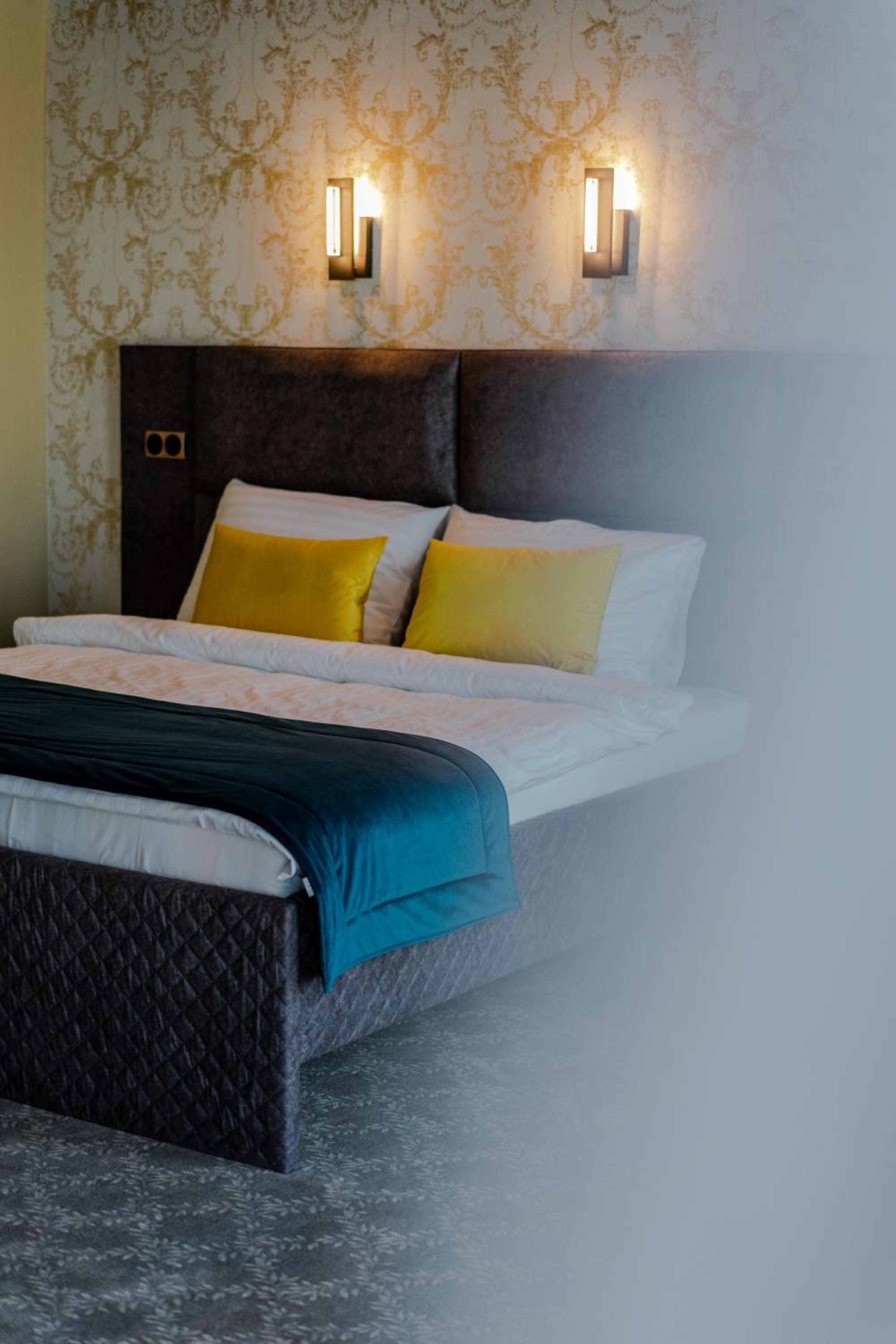 Deluxe Double Room (2 Adults + 1 Child) - Photo 10