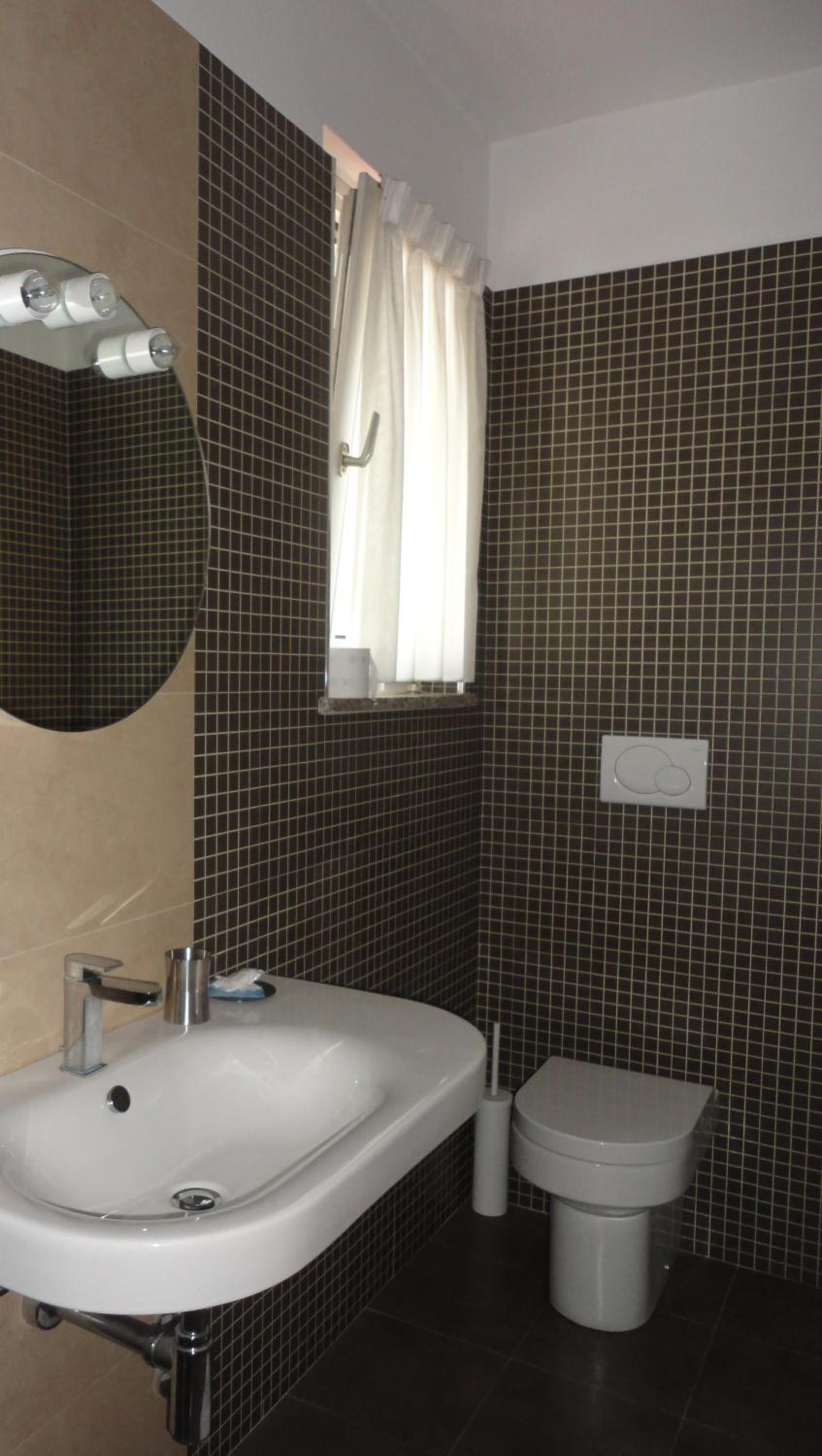 Triple Room with Private Bathroom - Photo 3