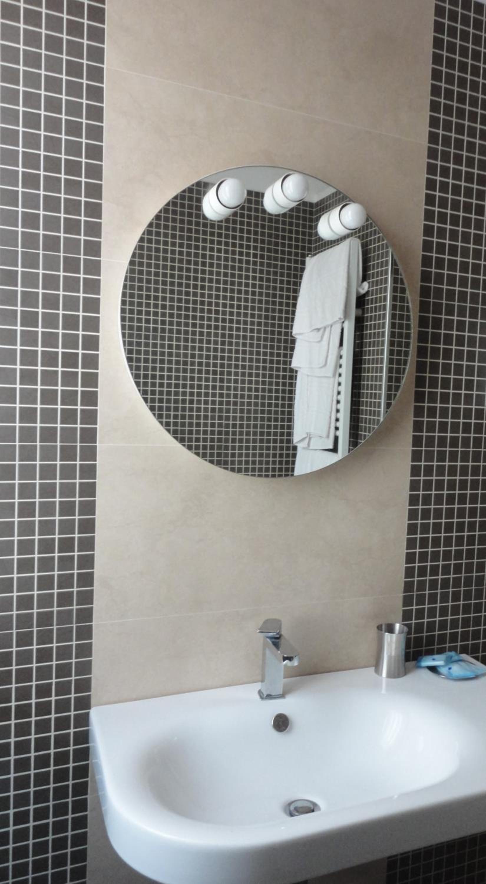 Double or Twin Room with Bathroom - Photo 2