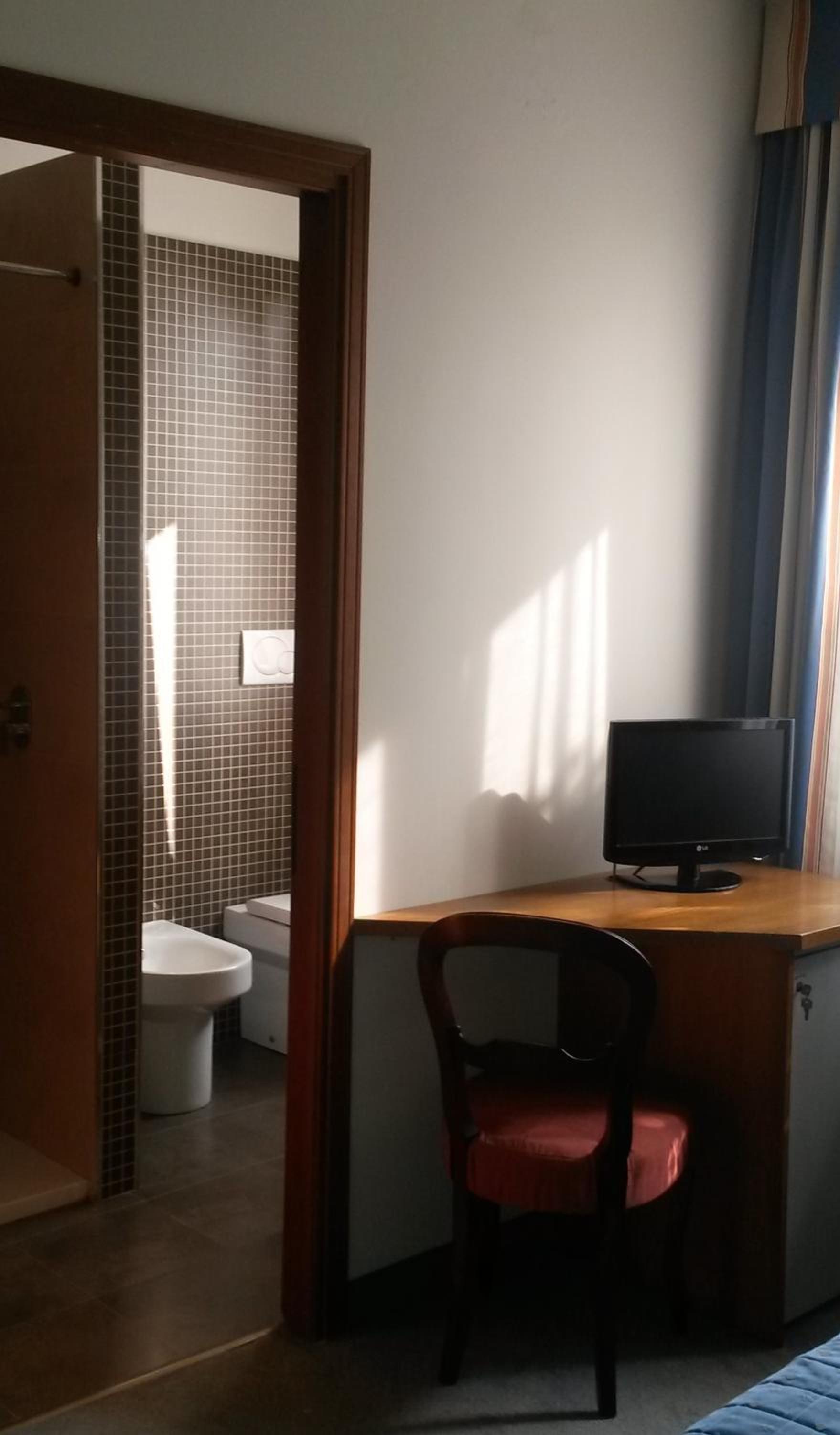Double or Twin Room with Bathroom - Photo 1