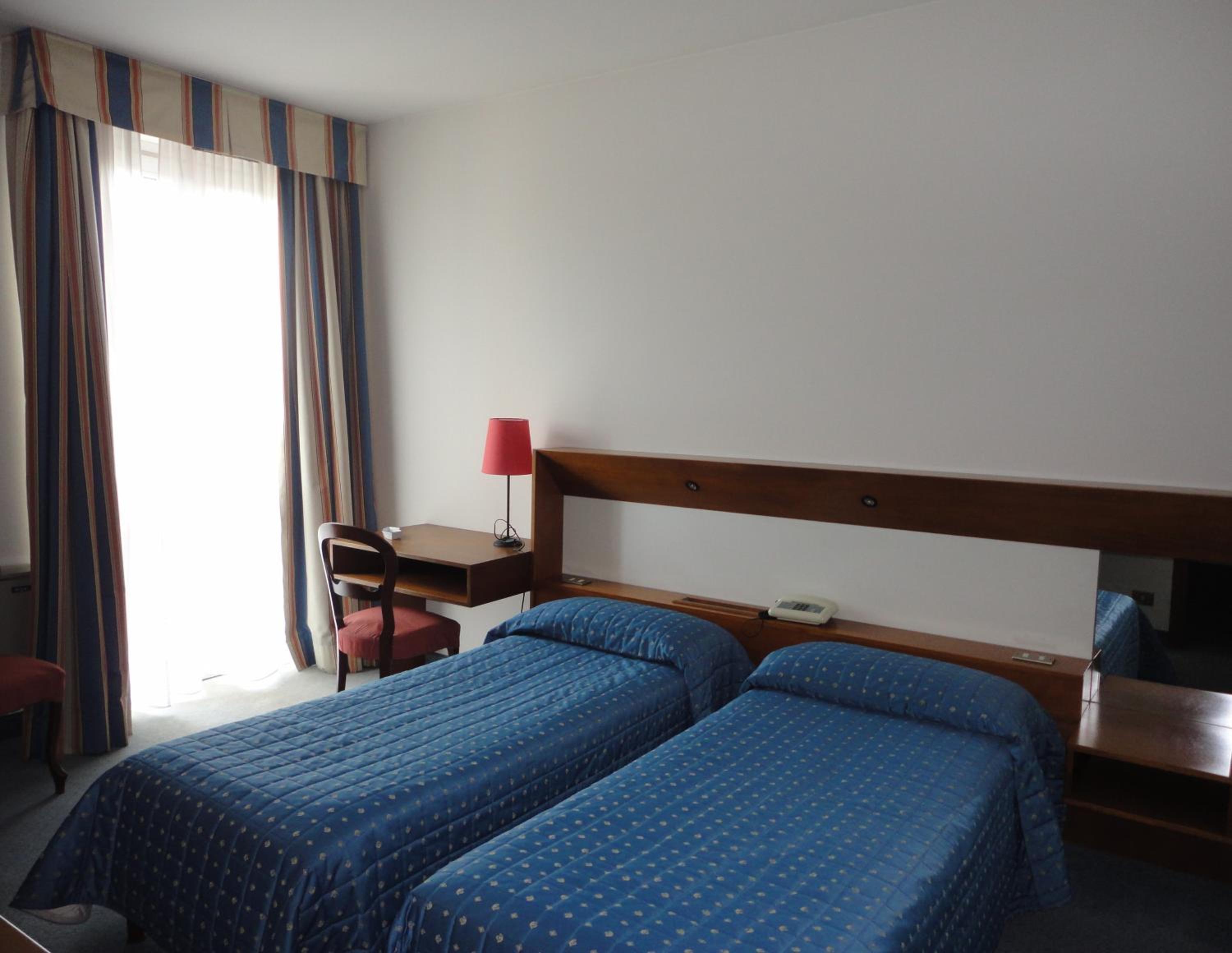 Double or Twin Room with Bathroom - Photo 4