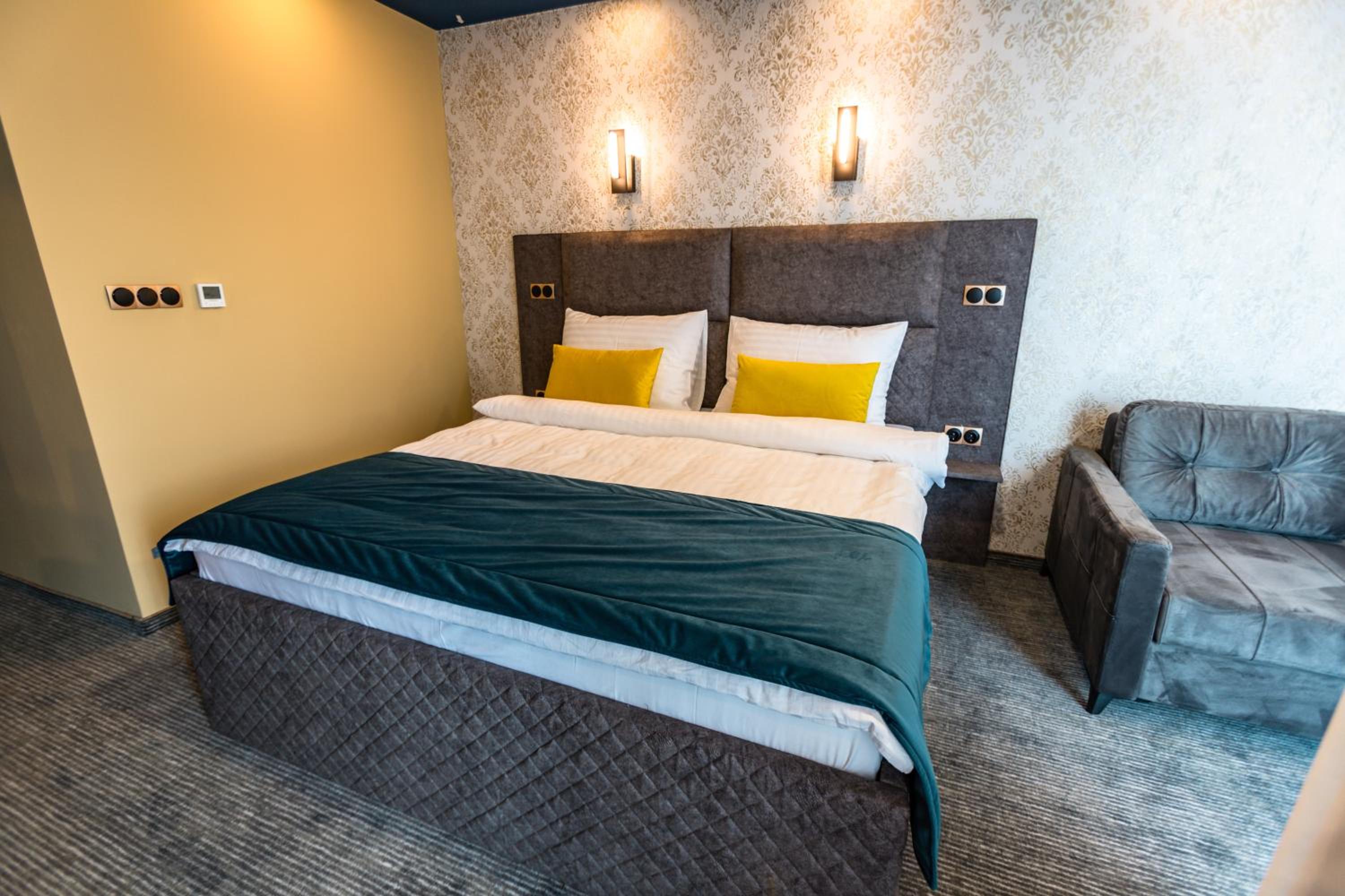 Deluxe Double Room (2 Adults + 1 Child) - Photo 1
