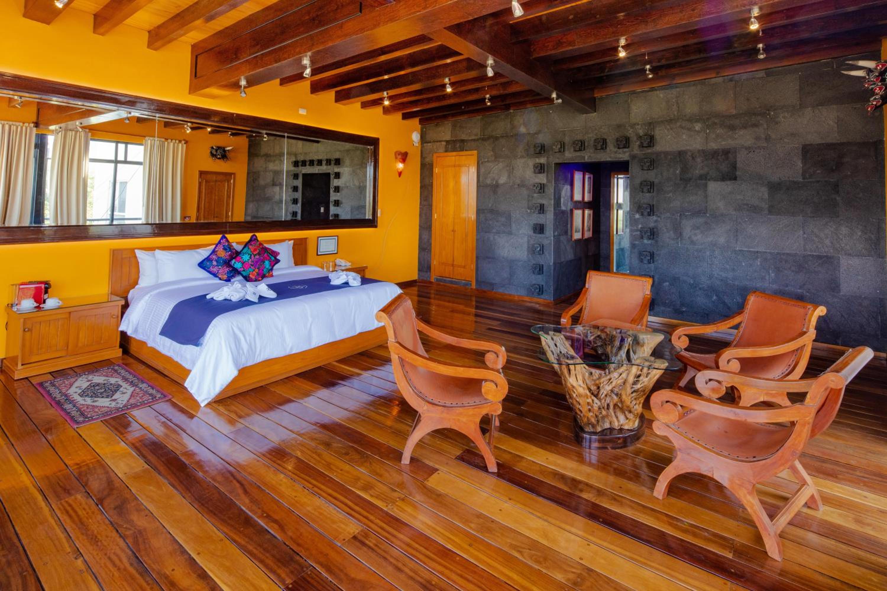 Suite with Hot Tub - Photo 2
