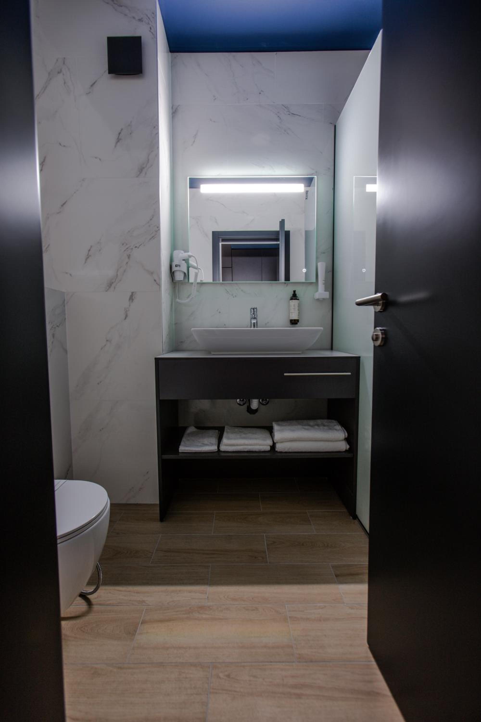 Deluxe Double Room (2 Adults + 1 Child) - Photo 2